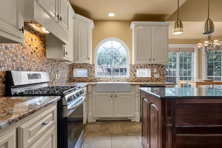 Single Family Residence For Sale in Mc Lennan County , 17015 Stonebriar Road, Woodway, Texas 76712, 3 Bedroom, 3 Bathroom, 2 Garage spaces, 2,651 Sqft, built in 2008, mls#21384166, Real Estate Agent in Woodway, Homes For Sale in Mc Lennan county, Homes For Sale in Woodway, Realtor in Woodway Texas, Real Estate Brokerage Independent Realty Texas, Luminita Cordes Realtor