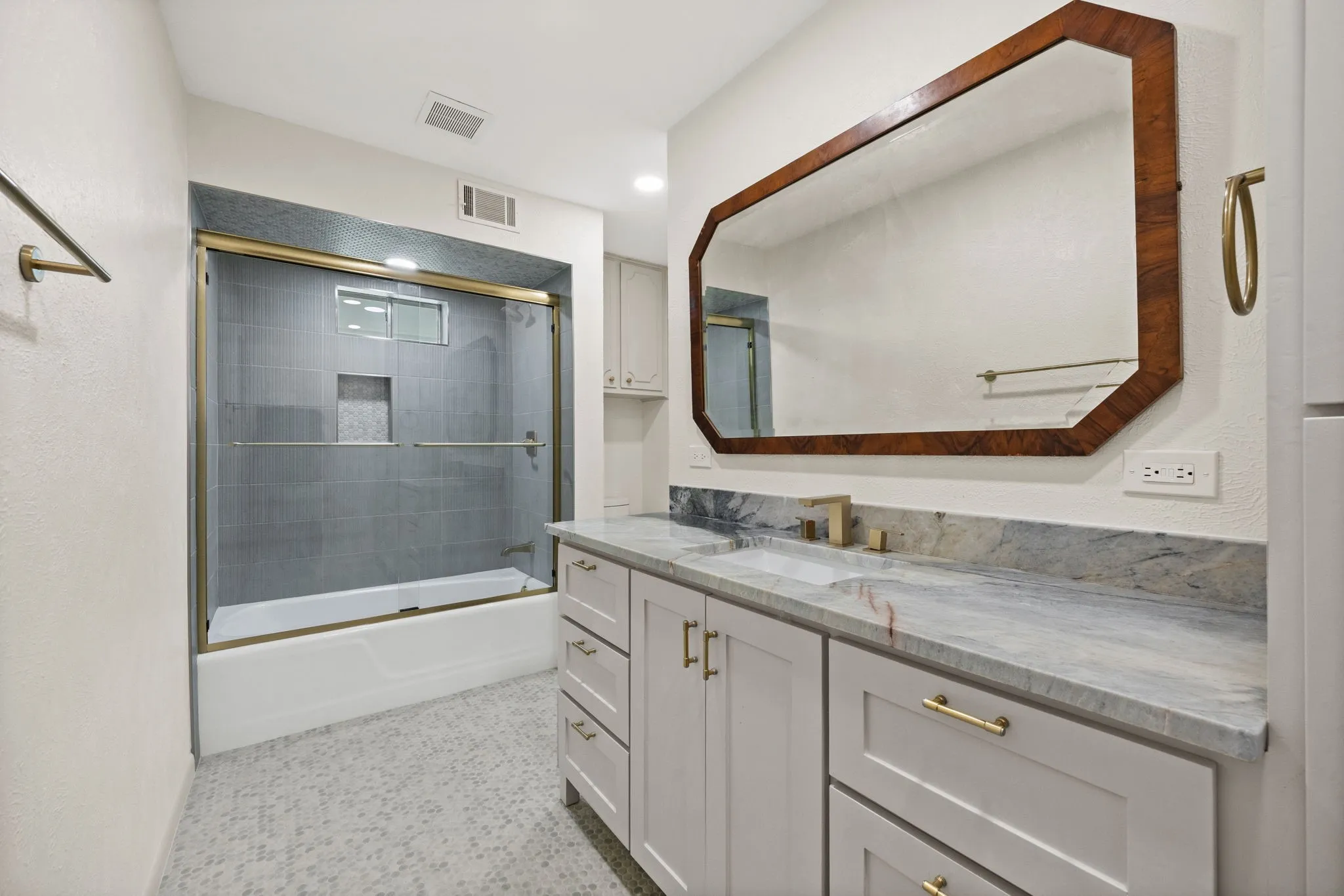 Single Family Residence For Rent in Dallas County , 3431 Kiesthill Drive, Dallas, Texas 75233, 4 Bedroom, 3 Bathroom, 2 Garage spaces, 2,728 Sqft, built in 1966, mls#21384133, Real Estate Agent in Dallas, Homes For Rent in Dallas county, Homes For Rent in Dallas, Realtor in Dallas Texas, Real Estate Brokerage Independent Realty Texas, Luminita Cordes Realtor