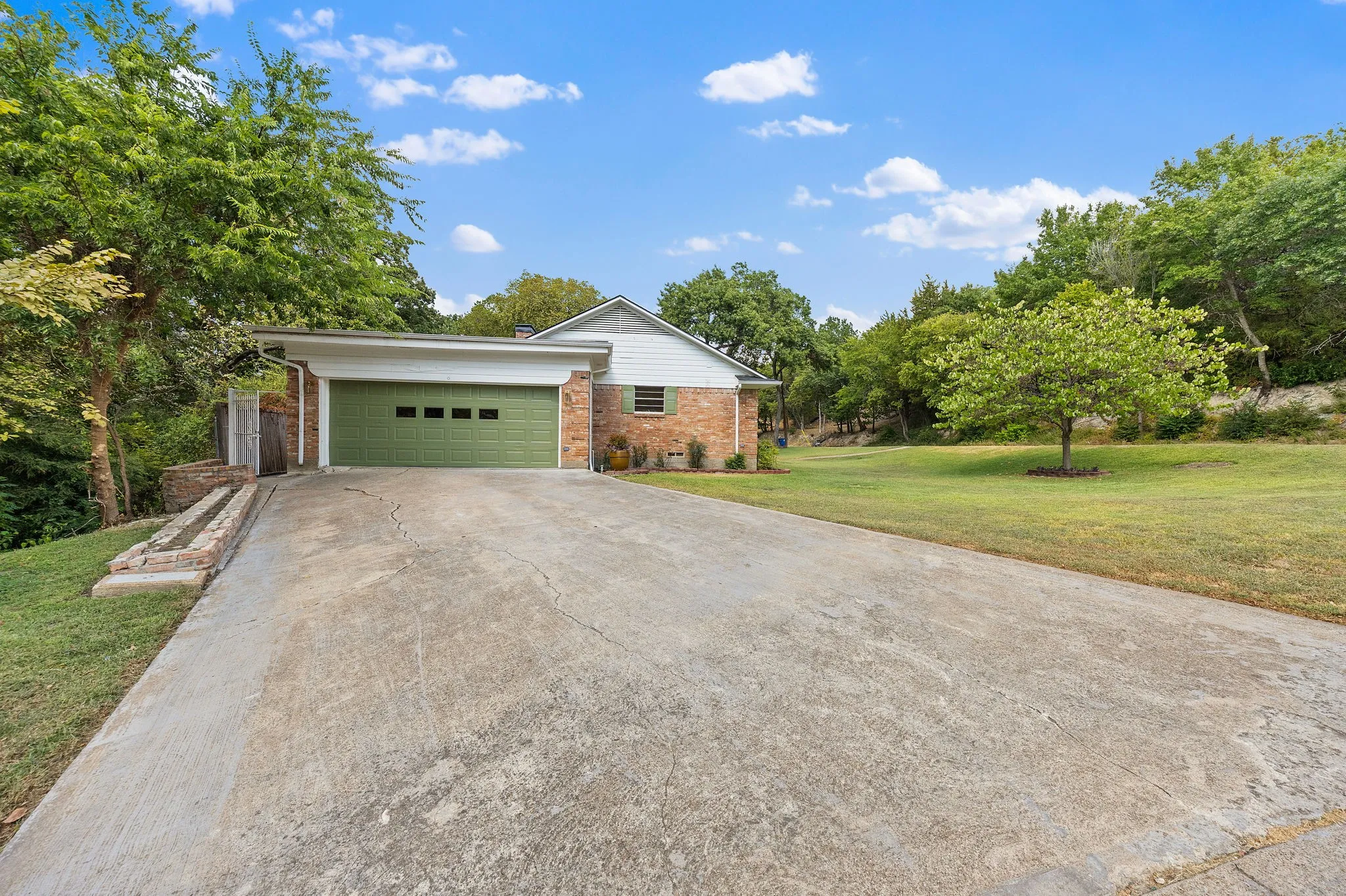 Single Family Residence For Rent in Dallas County , 3431 Kiesthill Drive, Dallas, Texas 75233, 4 Bedroom, 3 Bathroom, 2 Garage spaces, 2,728 Sqft, built in 1966, mls#21384133, Real Estate Agent in Dallas, Homes For Rent in Dallas county, Homes For Rent in Dallas, Realtor in Dallas Texas, Real Estate Brokerage Independent Realty Texas, Luminita Cordes Realtor