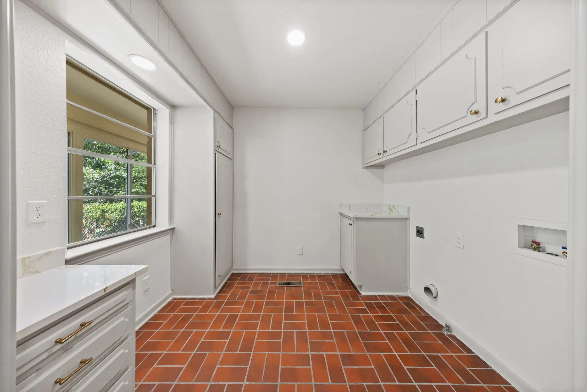 Single Family Residence For Rent in Dallas County , 3431 Kiesthill Drive, Dallas, Texas 75233, 4 Bedroom, 3 Bathroom, 2 Garage spaces, 2,728 Sqft, built in 1966, mls#21384133, Real Estate Agent in Dallas, Homes For Rent in Dallas county, Homes For Rent in Dallas, Realtor in Dallas Texas, Real Estate Brokerage Independent Realty Texas, Luminita Cordes Realtor
