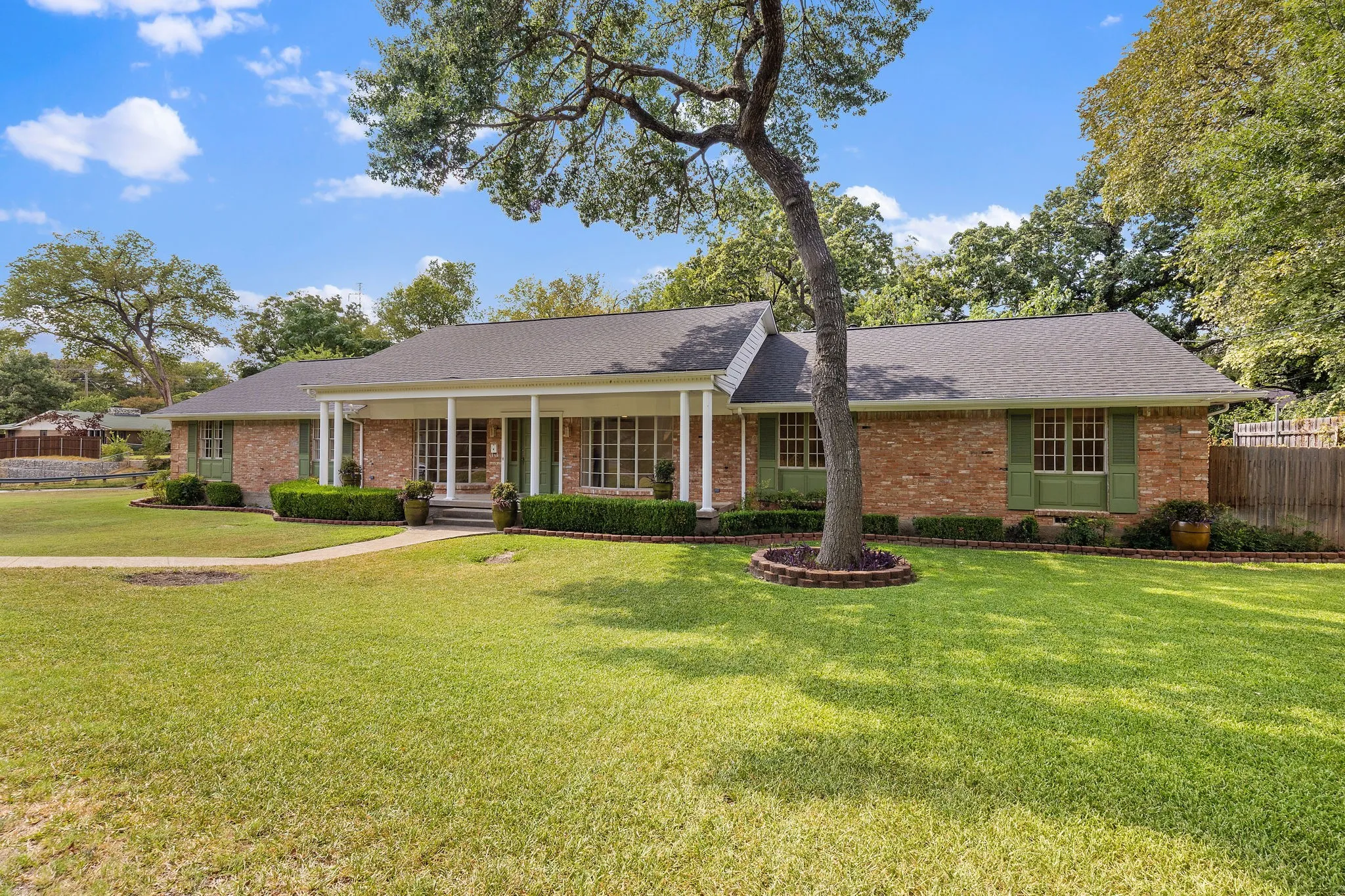Single Family Residence For Rent in Dallas County , 3431 Kiesthill Drive, Dallas, Texas 75233, 4 Bedroom, 3 Bathroom, 2 Garage spaces, 2,728 Sqft, built in 1966, mls#21384133, Real Estate Agent in Dallas, Homes For Rent in Dallas county, Homes For Rent in Dallas, Realtor in Dallas Texas, Real Estate Brokerage Independent Realty Texas, Luminita Cordes Realtor