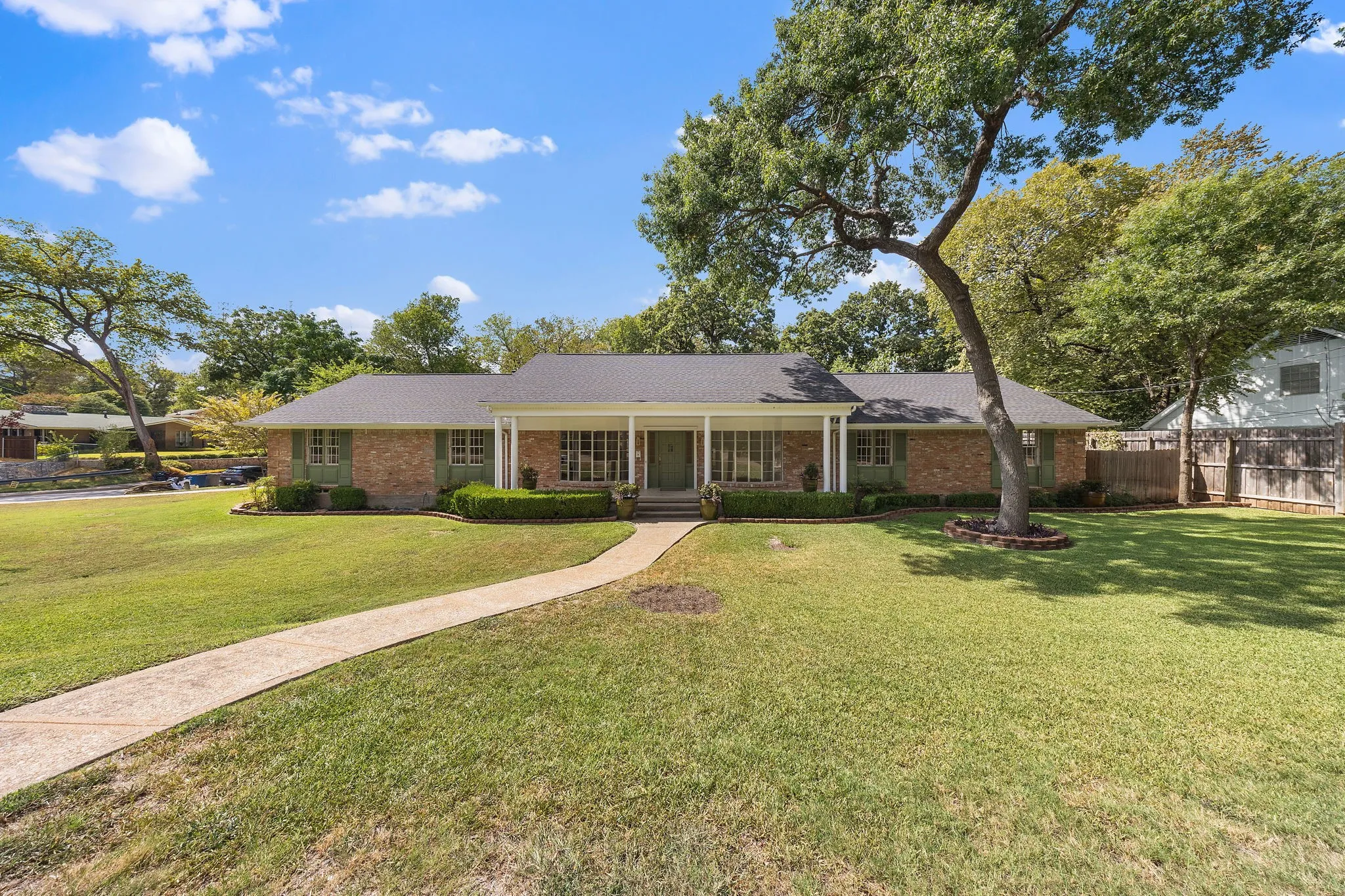 Single Family Residence For Rent in Dallas County , 3431 Kiesthill Drive, Dallas, Texas 75233, 4 Bedroom, 3 Bathroom, 2 Garage spaces, 2,728 Sqft, built in 1966, mls#21384133, Real Estate Agent in Dallas, Homes For Rent in Dallas county, Homes For Rent in Dallas, Realtor in Dallas Texas, Real Estate Brokerage Independent Realty Texas, Luminita Cordes Realtor