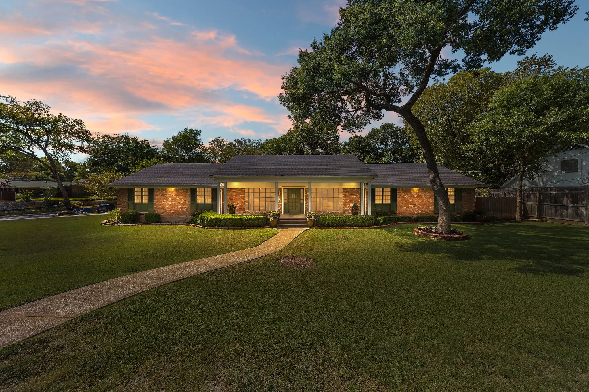 Single Family Residence For Rent in Dallas County , 3431 Kiesthill Drive, Dallas, Texas 75233, 4 Bedroom, 3 Bathroom, 2 Garage spaces, 2,728 Sqft, built in 1966, mls#21384133, Real Estate Agent in Dallas, Homes For Rent in Dallas county, Homes For Rent in Dallas, Realtor in Dallas Texas, Real Estate Brokerage Independent Realty Texas, Luminita Cordes Realtor