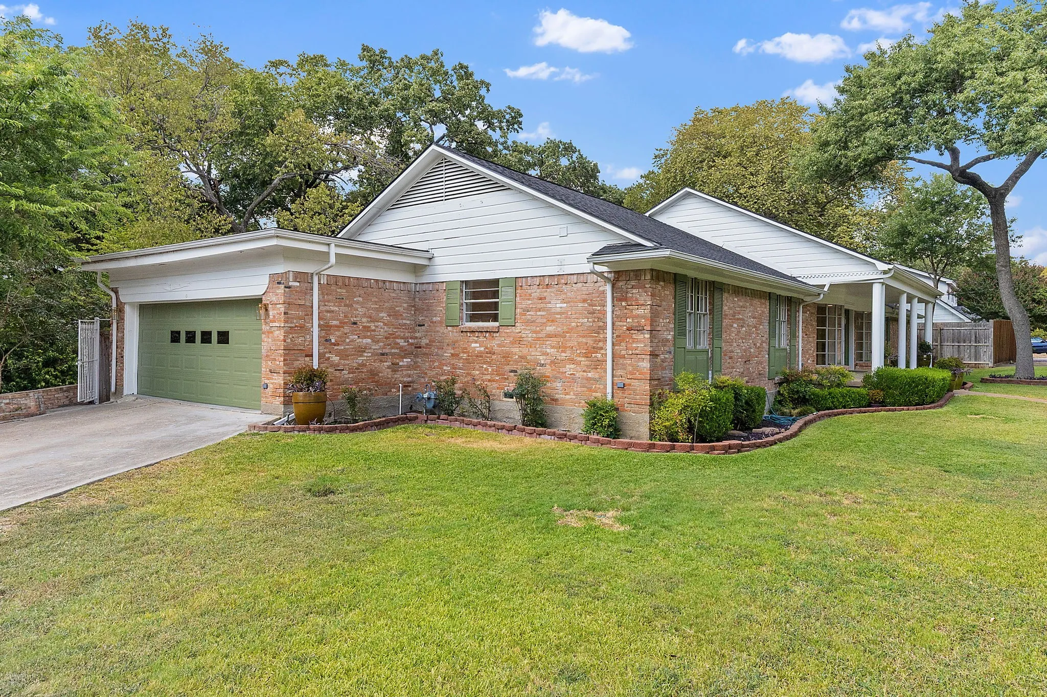 Single Family Residence For Rent in Dallas County , 3431 Kiesthill Drive, Dallas, Texas 75233, 4 Bedroom, 3 Bathroom, 2 Garage spaces, 2,728 Sqft, built in 1966, mls#21384133, Real Estate Agent in Dallas, Homes For Rent in Dallas county, Homes For Rent in Dallas, Realtor in Dallas Texas, Real Estate Brokerage Independent Realty Texas, Luminita Cordes Realtor
