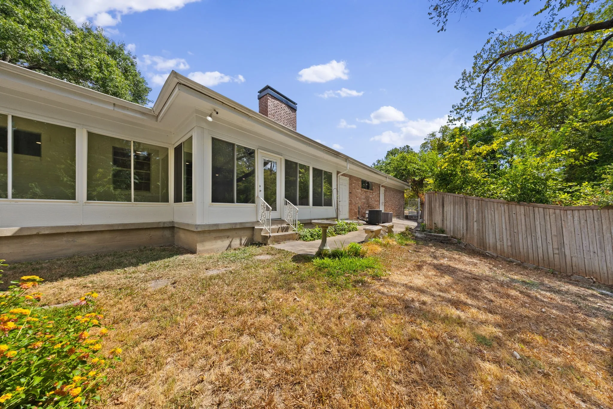 Single Family Residence For Rent in Dallas County , 3431 Kiesthill Drive, Dallas, Texas 75233, 4 Bedroom, 3 Bathroom, 2 Garage spaces, 2,728 Sqft, built in 1966, mls#21384133, Real Estate Agent in Dallas, Homes For Rent in Dallas county, Homes For Rent in Dallas, Realtor in Dallas Texas, Real Estate Brokerage Independent Realty Texas, Luminita Cordes Realtor