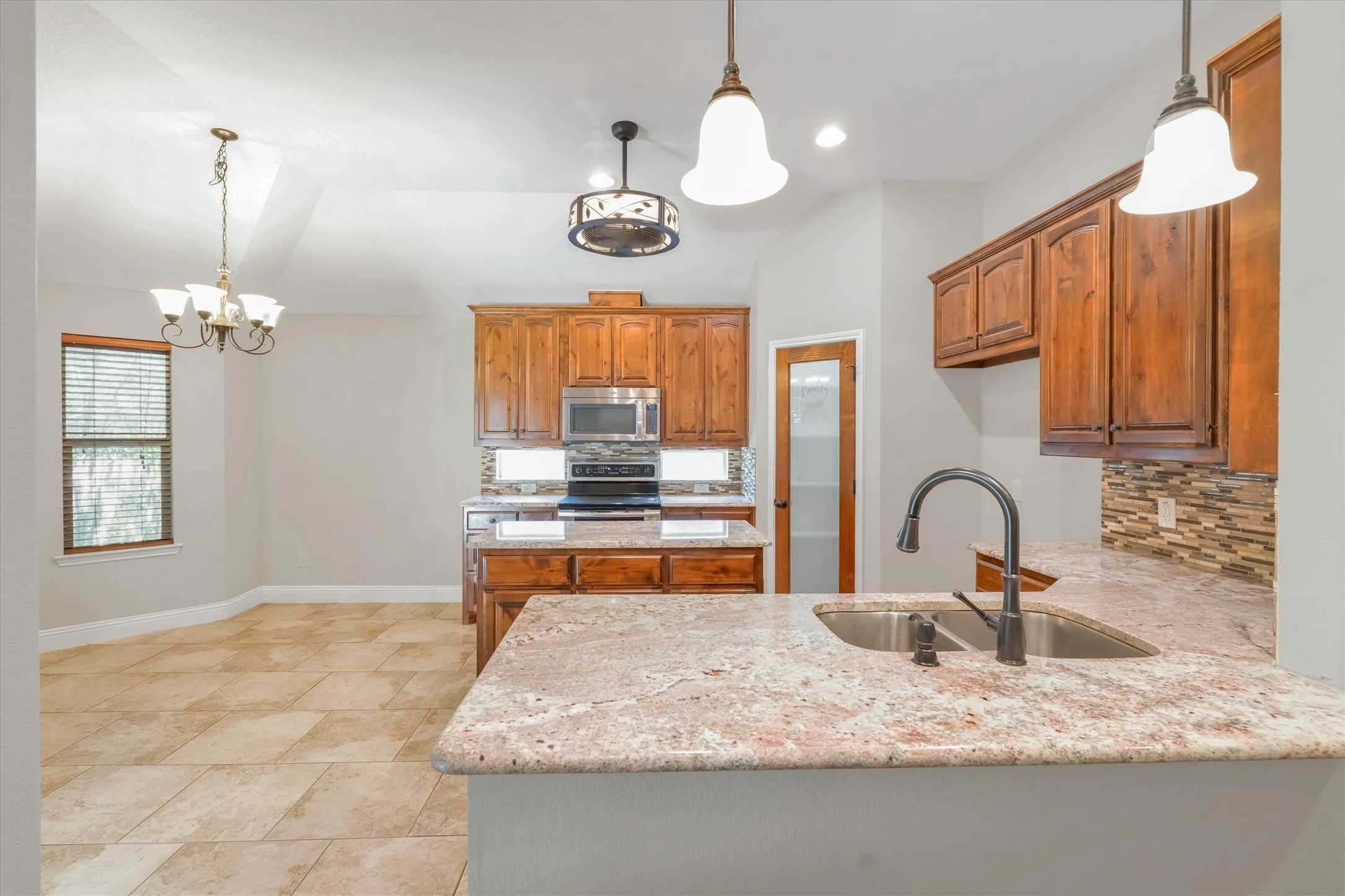 Single Family Residence For Sale in Parker County , 2005 Lindentree Drive, Weatherford, Texas 76086, 3 Bedroom, 2 Bathroom, 2 Garage spaces, 1,650 Sqft, built in 2012, mls#21384180, Real Estate Agent in Weatherford, Homes For Sale in Parker county, Homes For Sale in Weatherford, Realtor in Weatherford Texas, Real Estate Brokerage Independent Realty Texas, Luminita Cordes Realtor