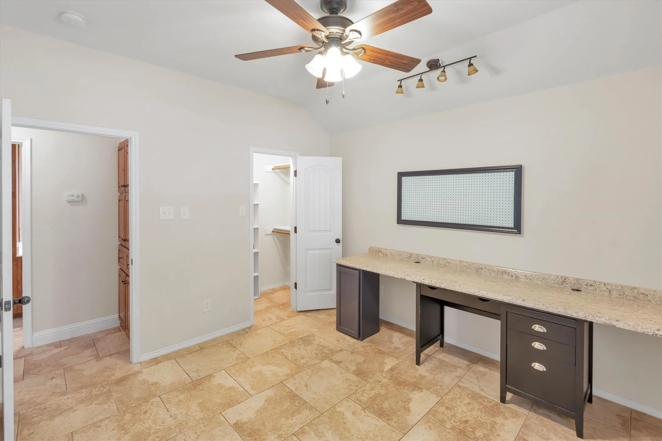 Single Family Residence For Sale in Parker County , 2005 Lindentree Drive, Weatherford, Texas 76086, 3 Bedroom, 2 Bathroom, 2 Garage spaces, 1,650 Sqft, built in 2012, mls#21384180, Real Estate Agent in Weatherford, Homes For Sale in Parker county, Homes For Sale in Weatherford, Realtor in Weatherford Texas, Real Estate Brokerage Independent Realty Texas, Luminita Cordes Realtor
