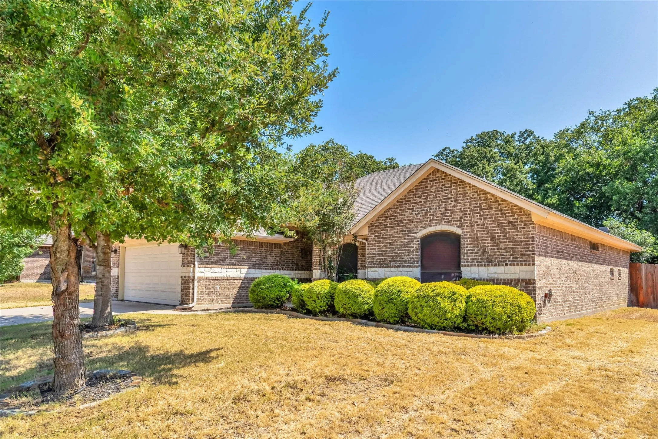 Single Family Residence For Sale in Parker County , 2005 Lindentree Drive, Weatherford, Texas 76086, 3 Bedroom, 2 Bathroom, 2 Garage spaces, 1,650 Sqft, built in 2012, mls#21384180, Real Estate Agent in Weatherford, Homes For Sale in Parker county, Homes For Sale in Weatherford, Realtor in Weatherford Texas, Real Estate Brokerage Independent Realty Texas, Luminita Cordes Realtor