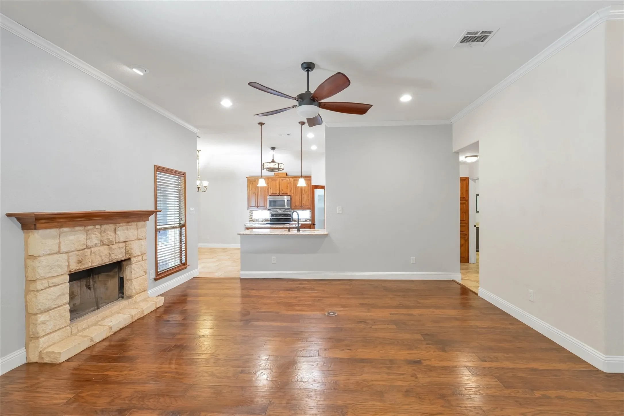 Single Family Residence For Sale in Parker County , 2005 Lindentree Drive, Weatherford, Texas 76086, 3 Bedroom, 2 Bathroom, 2 Garage spaces, 1,650 Sqft, built in 2012, mls#21384180, Real Estate Agent in Weatherford, Homes For Sale in Parker county, Homes For Sale in Weatherford, Realtor in Weatherford Texas, Real Estate Brokerage Independent Realty Texas, Luminita Cordes Realtor