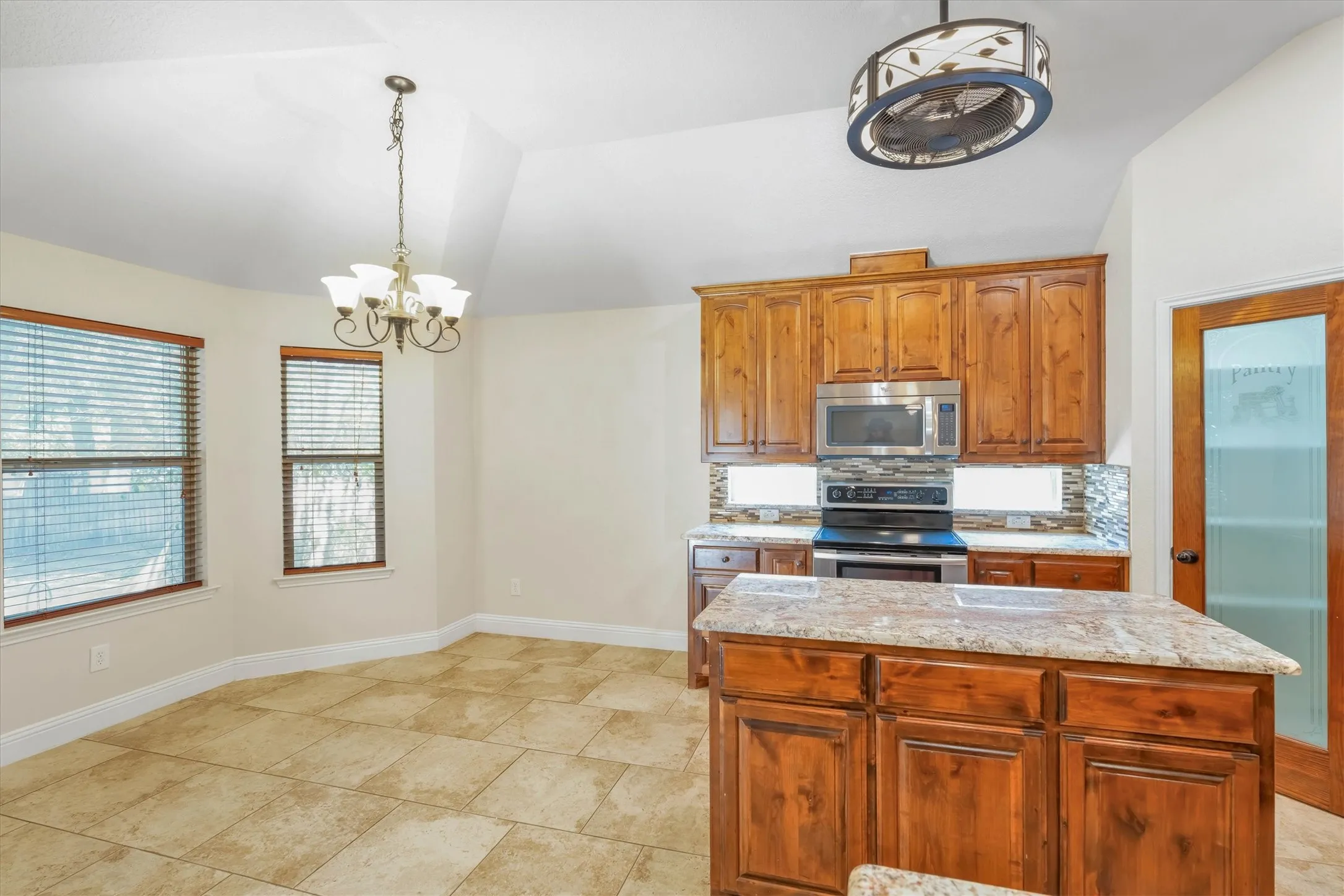 Single Family Residence For Sale in Parker County , 2005 Lindentree Drive, Weatherford, Texas 76086, 3 Bedroom, 2 Bathroom, 2 Garage spaces, 1,650 Sqft, built in 2012, mls#21384180, Real Estate Agent in Weatherford, Homes For Sale in Parker county, Homes For Sale in Weatherford, Realtor in Weatherford Texas, Real Estate Brokerage Independent Realty Texas, Luminita Cordes Realtor