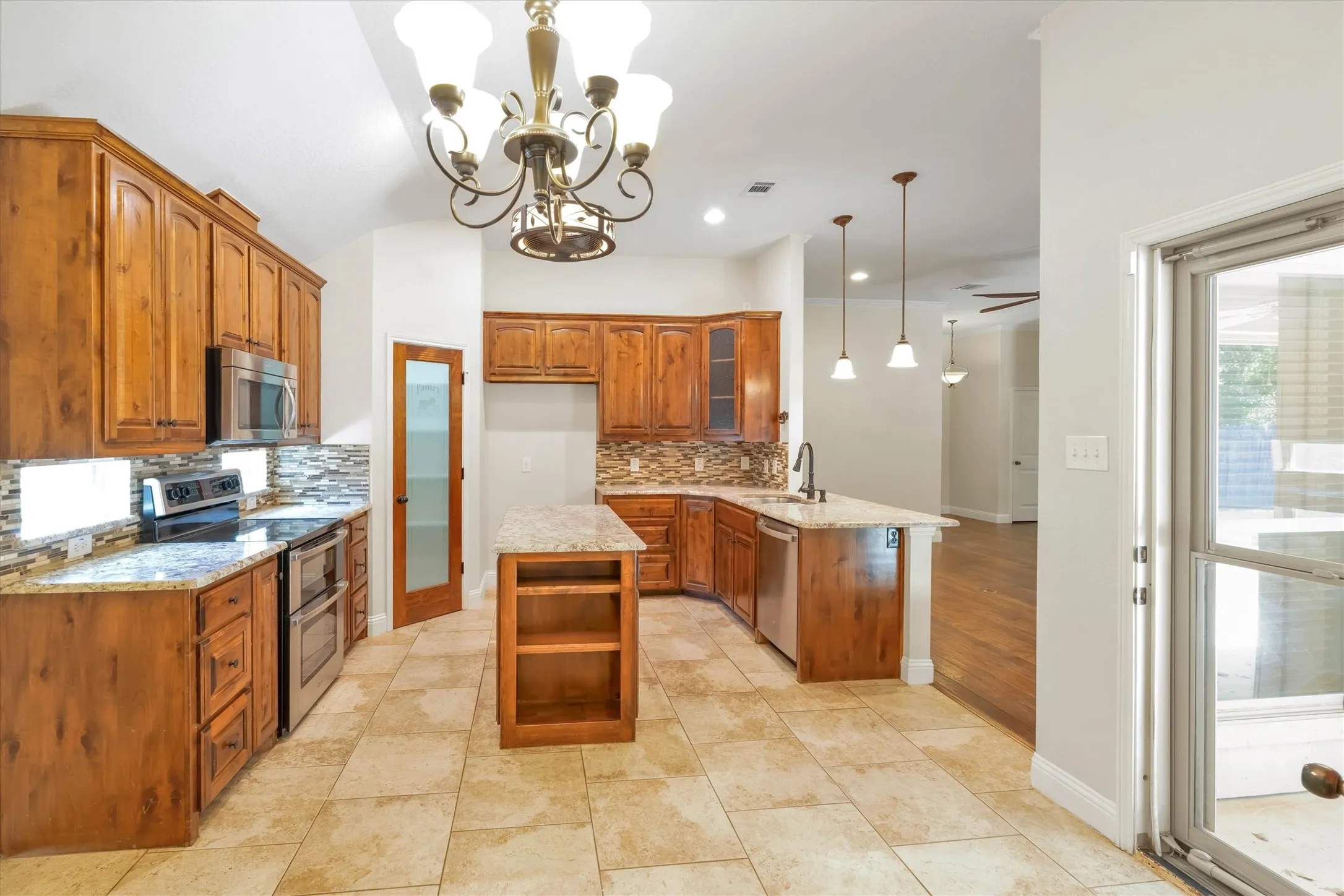 Single Family Residence For Sale in Parker County , 2005 Lindentree Drive, Weatherford, Texas 76086, 3 Bedroom, 2 Bathroom, 2 Garage spaces, 1,650 Sqft, built in 2012, mls#21384180, Real Estate Agent in Weatherford, Homes For Sale in Parker county, Homes For Sale in Weatherford, Realtor in Weatherford Texas, Real Estate Brokerage Independent Realty Texas, Luminita Cordes Realtor