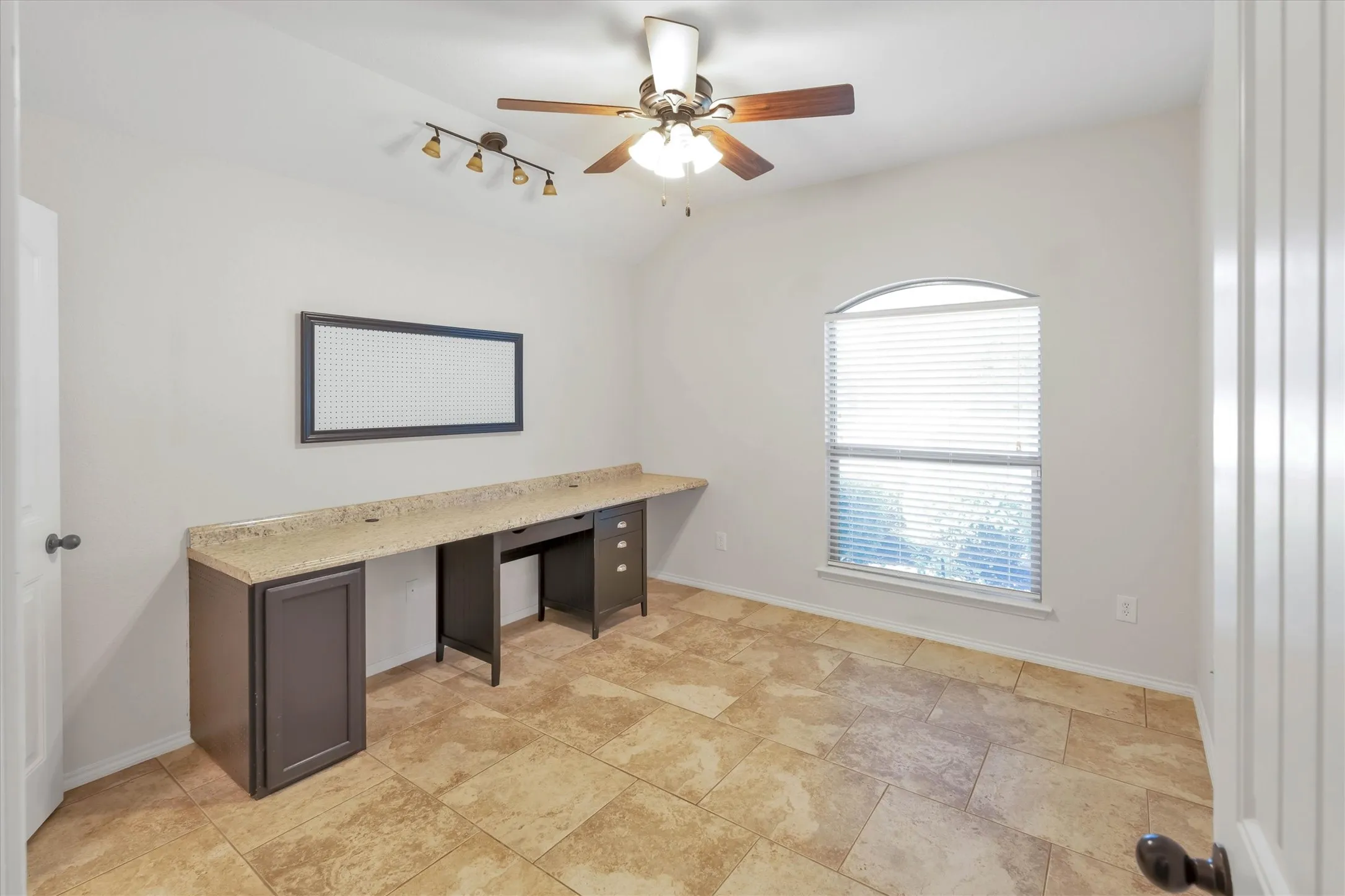 Single Family Residence For Sale in Parker County , 2005 Lindentree Drive, Weatherford, Texas 76086, 3 Bedroom, 2 Bathroom, 2 Garage spaces, 1,650 Sqft, built in 2012, mls#21384180, Real Estate Agent in Weatherford, Homes For Sale in Parker county, Homes For Sale in Weatherford, Realtor in Weatherford Texas, Real Estate Brokerage Independent Realty Texas, Luminita Cordes Realtor