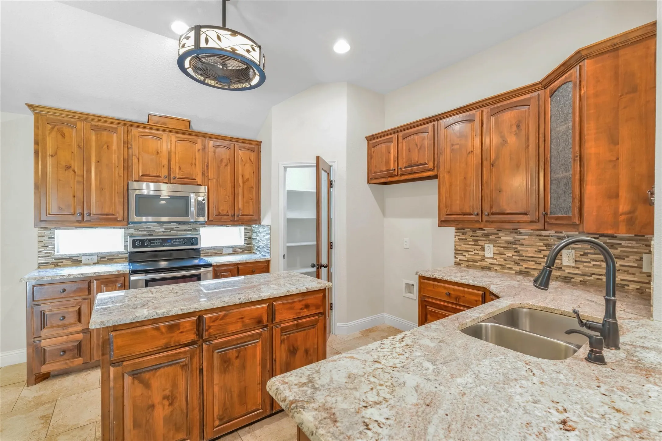 Single Family Residence For Sale in Parker County , 2005 Lindentree Drive, Weatherford, Texas 76086, 3 Bedroom, 2 Bathroom, 2 Garage spaces, 1,650 Sqft, built in 2012, mls#21384180, Real Estate Agent in Weatherford, Homes For Sale in Parker county, Homes For Sale in Weatherford, Realtor in Weatherford Texas, Real Estate Brokerage Independent Realty Texas, Luminita Cordes Realtor
