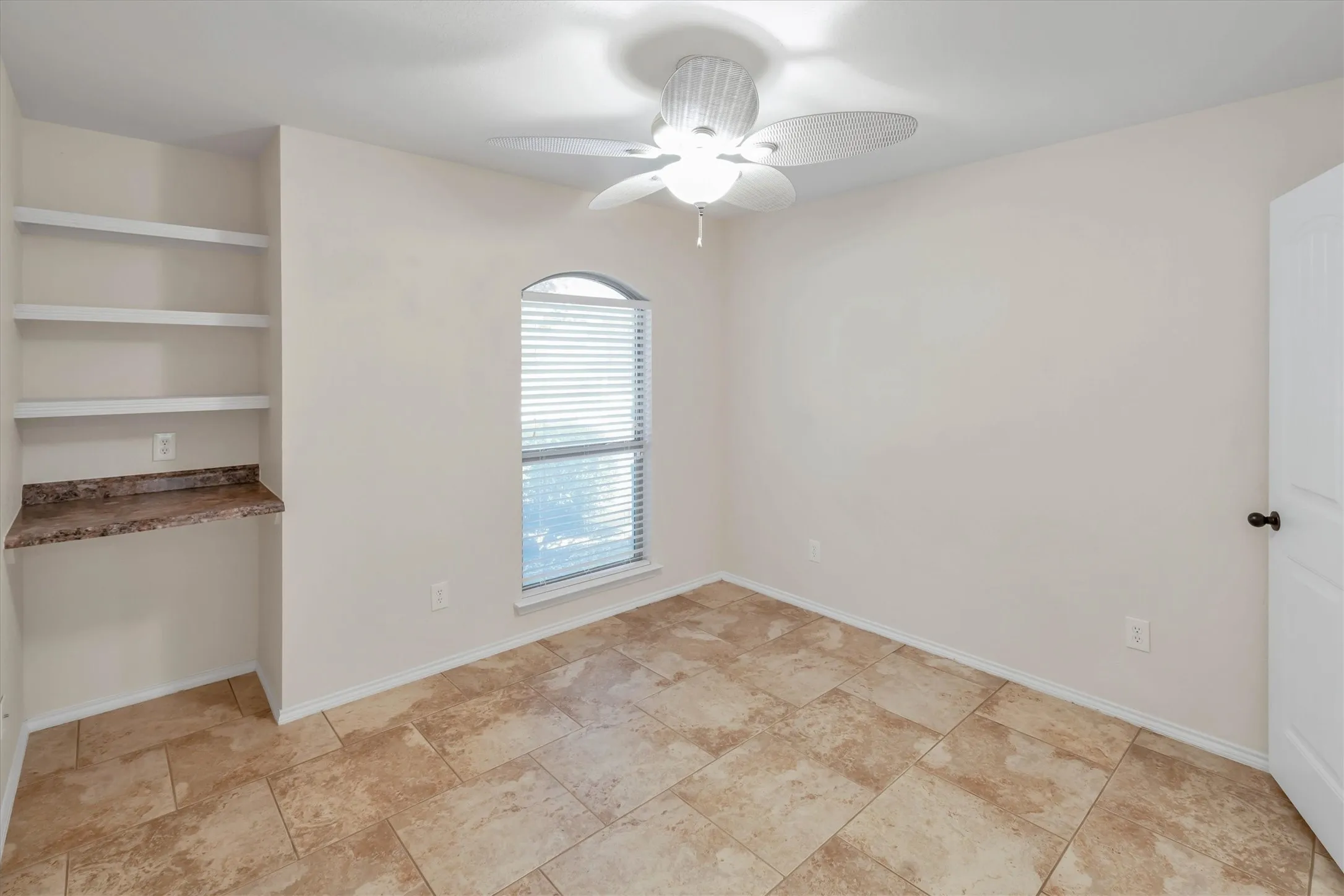 Single Family Residence For Sale in Parker County , 2005 Lindentree Drive, Weatherford, Texas 76086, 3 Bedroom, 2 Bathroom, 2 Garage spaces, 1,650 Sqft, built in 2012, mls#21384180, Real Estate Agent in Weatherford, Homes For Sale in Parker county, Homes For Sale in Weatherford, Realtor in Weatherford Texas, Real Estate Brokerage Independent Realty Texas, Luminita Cordes Realtor