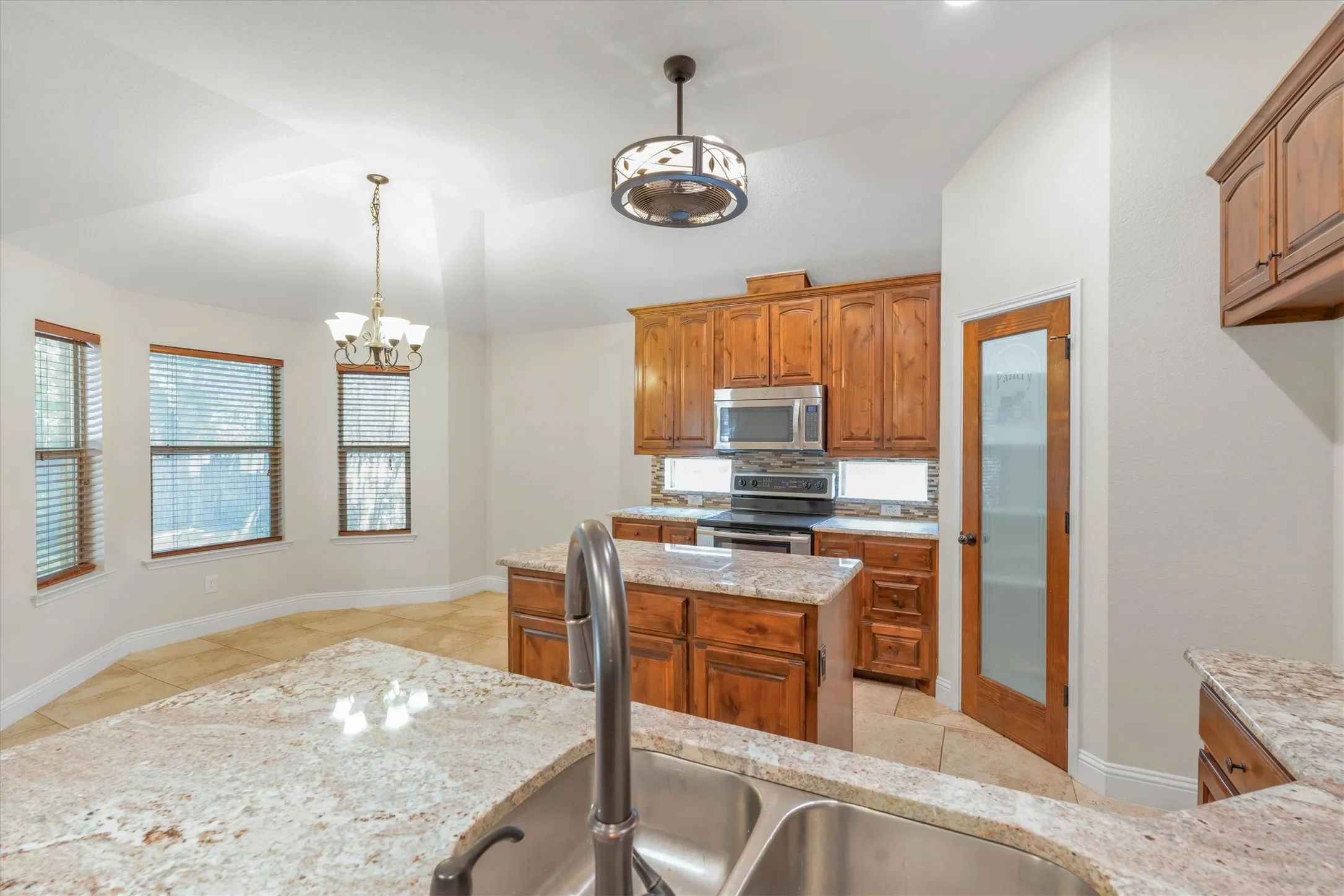 Single Family Residence For Sale in Parker County , 2005 Lindentree Drive, Weatherford, Texas 76086, 3 Bedroom, 2 Bathroom, 2 Garage spaces, 1,650 Sqft, built in 2012, mls#21384180, Real Estate Agent in Weatherford, Homes For Sale in Parker county, Homes For Sale in Weatherford, Realtor in Weatherford Texas, Real Estate Brokerage Independent Realty Texas, Luminita Cordes Realtor