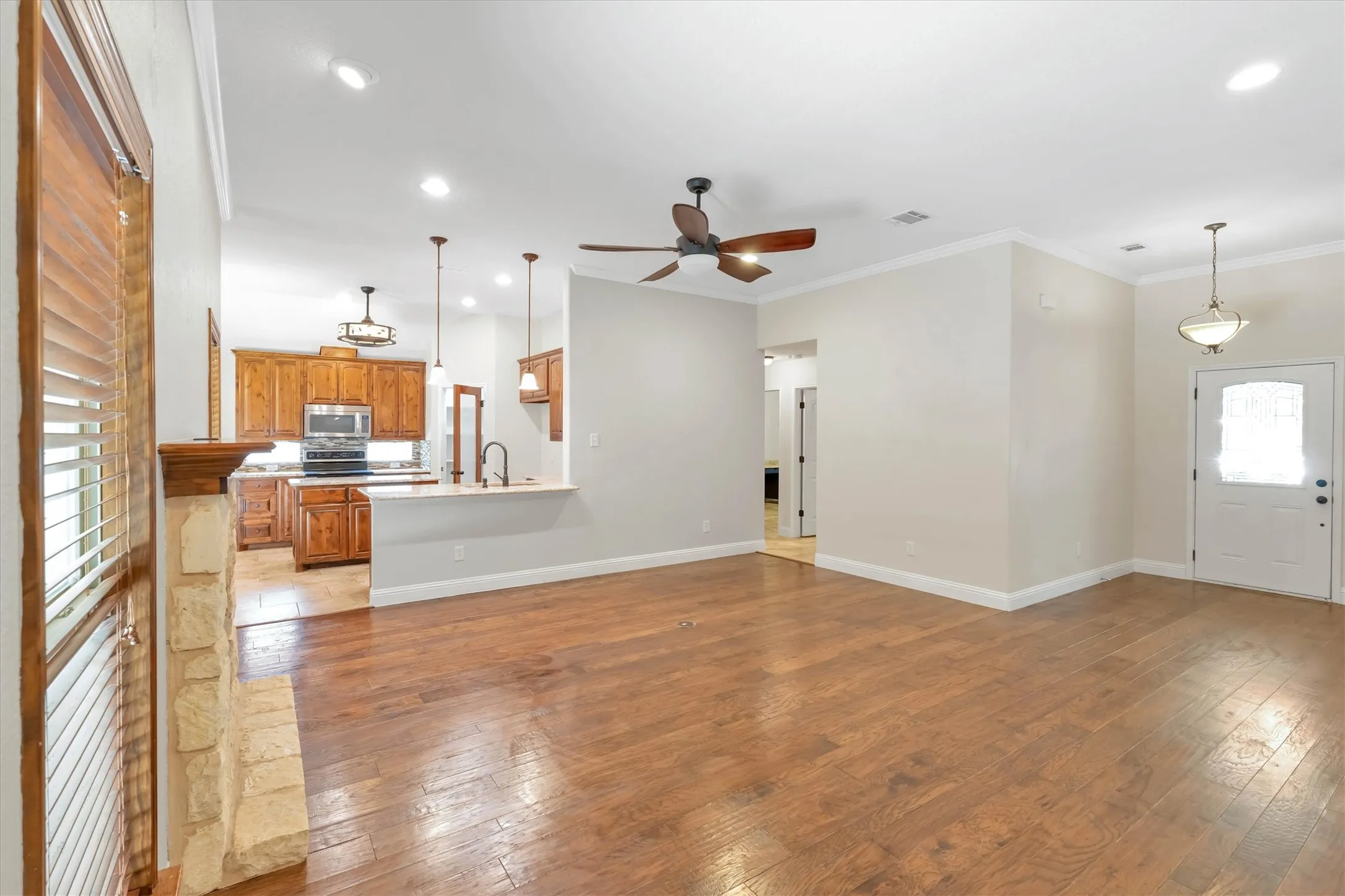 Single Family Residence For Sale in Parker County , 2005 Lindentree Drive, Weatherford, Texas 76086, 3 Bedroom, 2 Bathroom, 2 Garage spaces, 1,650 Sqft, built in 2012, mls#21384180, Real Estate Agent in Weatherford, Homes For Sale in Parker county, Homes For Sale in Weatherford, Realtor in Weatherford Texas, Real Estate Brokerage Independent Realty Texas, Luminita Cordes Realtor