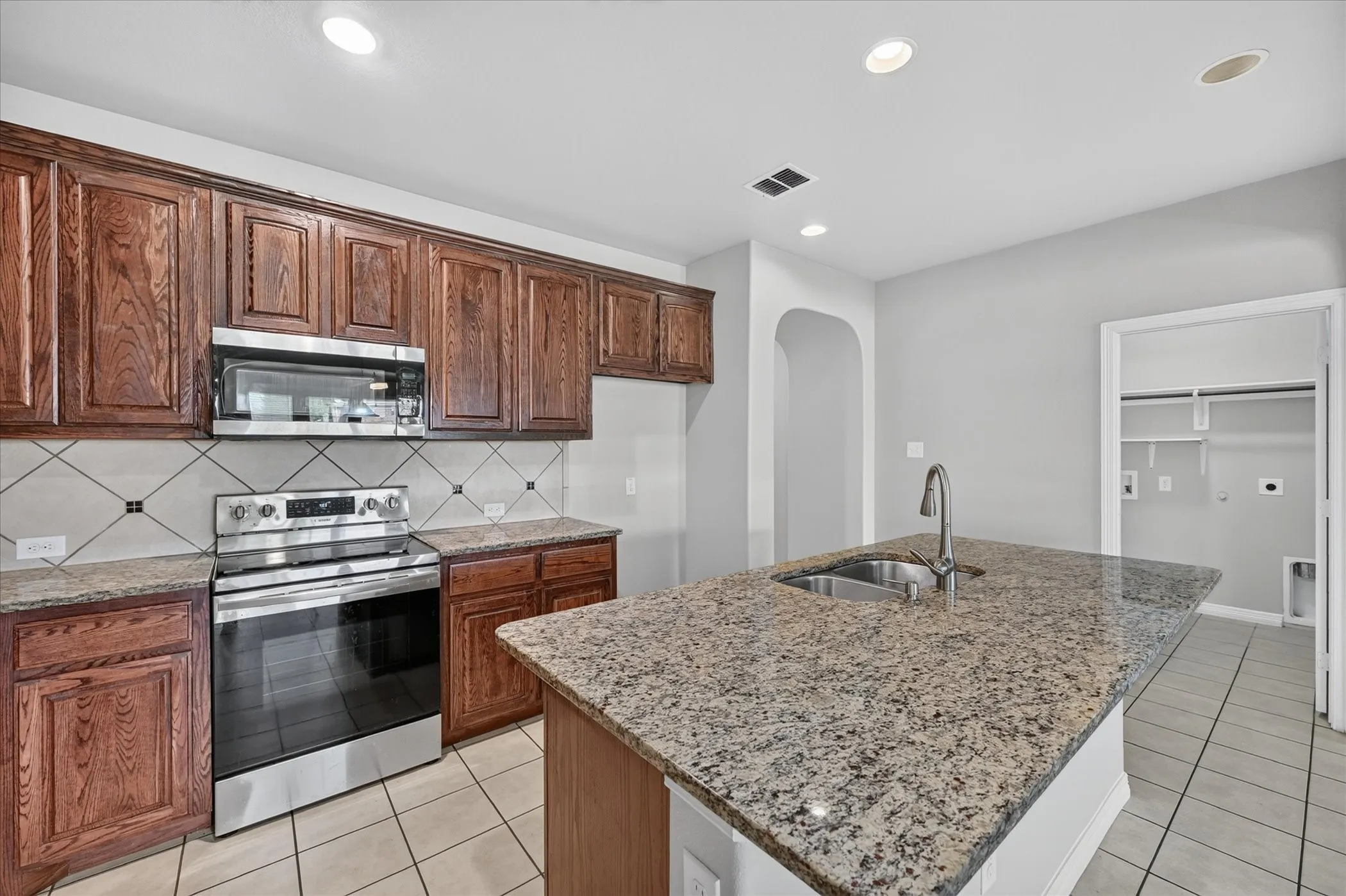 Single Family Residence For Rent in Tarrant County , 601 Sinclair Court, Arlington, Texas 76002, 3 Bedroom, 2 Bathroom, 2 Garage spaces, 1,849 Sqft, built in 2012, mls#21376068, Real Estate Agent in Arlington, Homes For Rent in Tarrant county, Homes For Rent in Arlington, Realtor in Arlington Texas, Real Estate Brokerage Independent Realty Texas, Luminita Cordes Realtor