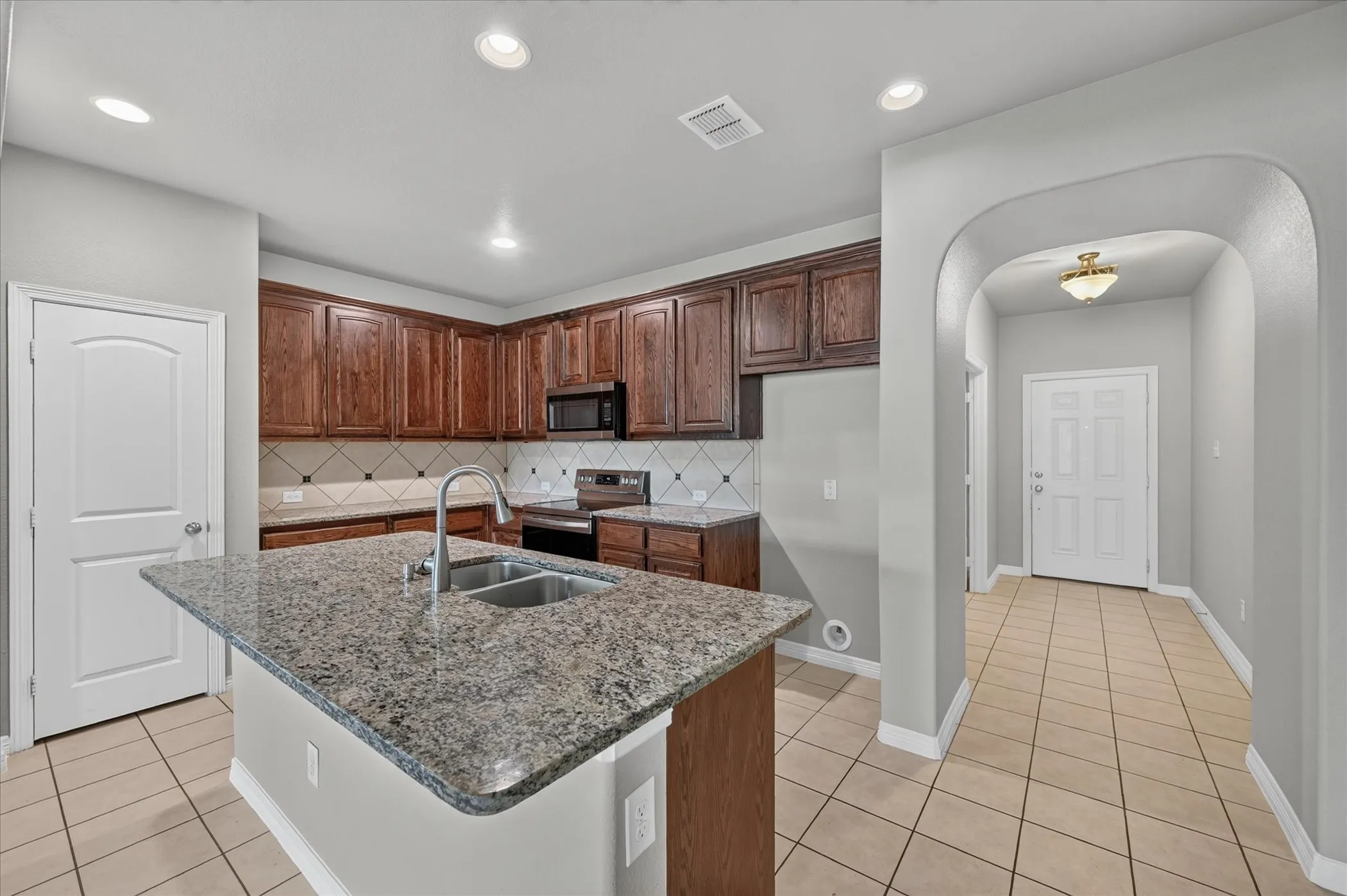 Single Family Residence For Rent in Tarrant County , 601 Sinclair Court, Arlington, Texas 76002, 3 Bedroom, 2 Bathroom, 2 Garage spaces, 1,849 Sqft, built in 2012, mls#21376068, Real Estate Agent in Arlington, Homes For Rent in Tarrant county, Homes For Rent in Arlington, Realtor in Arlington Texas, Real Estate Brokerage Independent Realty Texas, Luminita Cordes Realtor