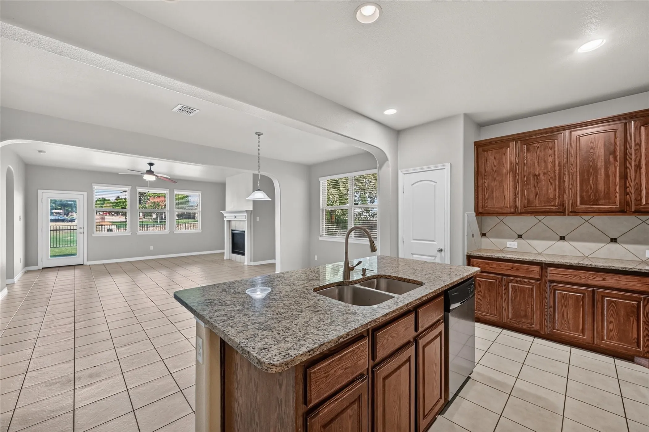 Single Family Residence For Rent in Tarrant County , 601 Sinclair Court, Arlington, Texas 76002, 3 Bedroom, 2 Bathroom, 2 Garage spaces, 1,849 Sqft, built in 2012, mls#21376068, Real Estate Agent in Arlington, Homes For Rent in Tarrant county, Homes For Rent in Arlington, Realtor in Arlington Texas, Real Estate Brokerage Independent Realty Texas, Luminita Cordes Realtor