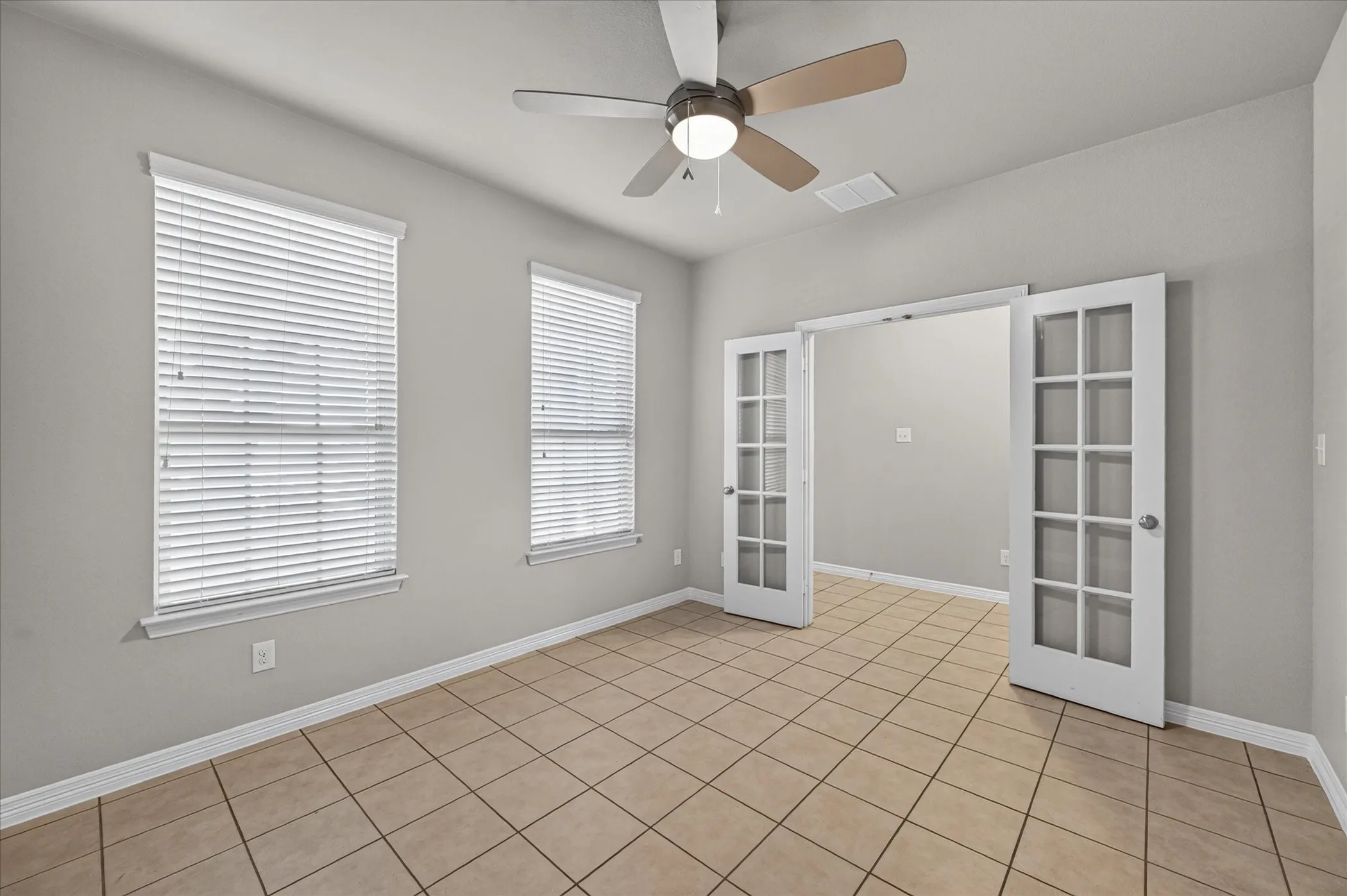 Single Family Residence For Rent in Tarrant County , 601 Sinclair Court, Arlington, Texas 76002, 3 Bedroom, 2 Bathroom, 2 Garage spaces, 1,849 Sqft, built in 2012, mls#21376068, Real Estate Agent in Arlington, Homes For Rent in Tarrant county, Homes For Rent in Arlington, Realtor in Arlington Texas, Real Estate Brokerage Independent Realty Texas, Luminita Cordes Realtor