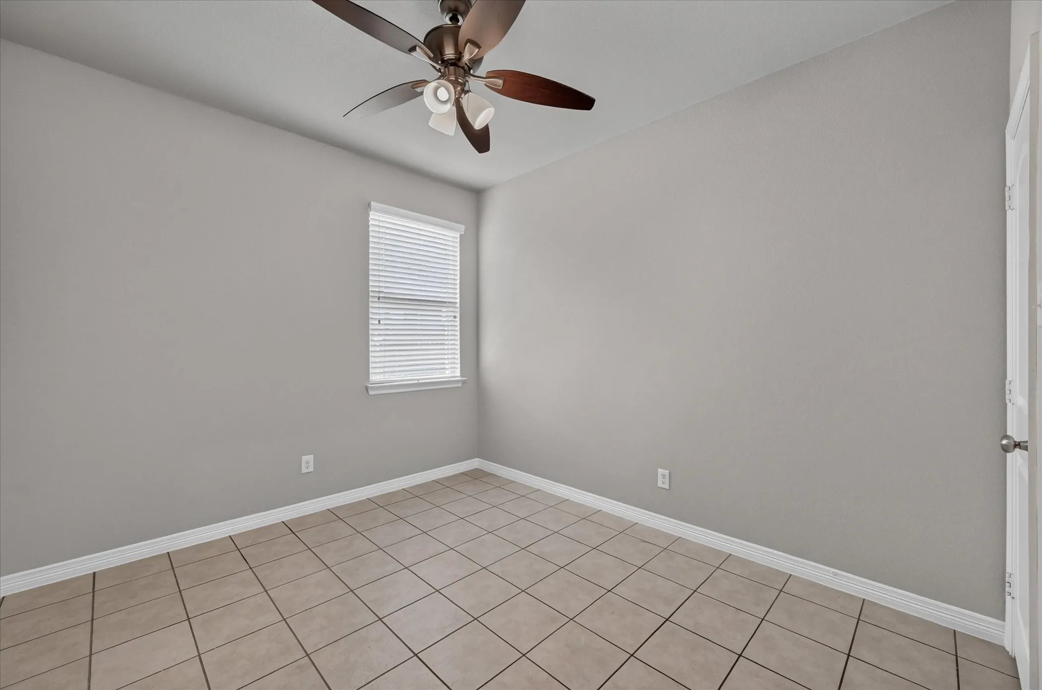 Single Family Residence For Rent in Tarrant County , 601 Sinclair Court, Arlington, Texas 76002, 3 Bedroom, 2 Bathroom, 2 Garage spaces, 1,849 Sqft, built in 2012, mls#21376068, Real Estate Agent in Arlington, Homes For Rent in Tarrant county, Homes For Rent in Arlington, Realtor in Arlington Texas, Real Estate Brokerage Independent Realty Texas, Luminita Cordes Realtor