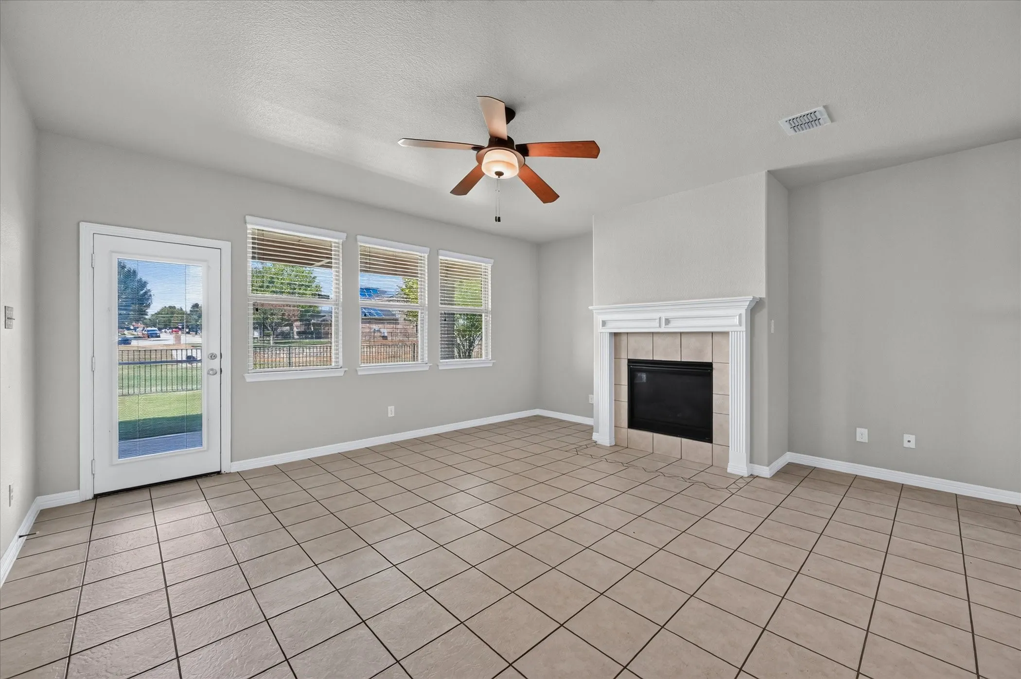 Single Family Residence For Rent in Tarrant County , 601 Sinclair Court, Arlington, Texas 76002, 3 Bedroom, 2 Bathroom, 2 Garage spaces, 1,849 Sqft, built in 2012, mls#21376068, Real Estate Agent in Arlington, Homes For Rent in Tarrant county, Homes For Rent in Arlington, Realtor in Arlington Texas, Real Estate Brokerage Independent Realty Texas, Luminita Cordes Realtor