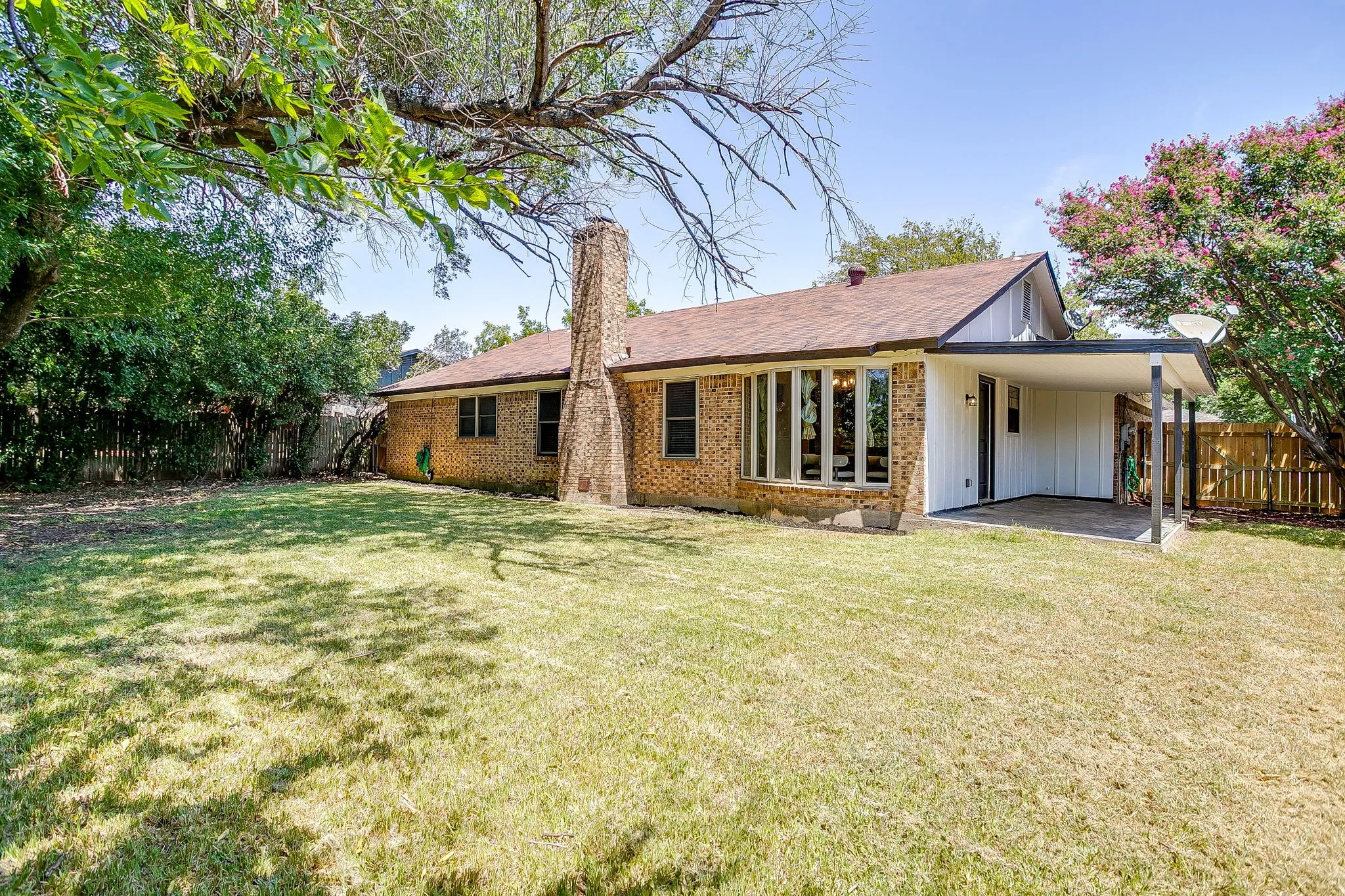 Single Family Residence For Sale in Tarrant County , 105 Lakeway Drive, Benbrook, Texas 76126, 3 Bedroom, 2 Bathroom, 2 Garage spaces, 1,630 Sqft, built in 1974, mls#21384191, Real Estate Agent in Benbrook, Homes For Sale in Tarrant county, Homes For Sale in Benbrook, Realtor in Benbrook Texas, Real Estate Brokerage Independent Realty Texas, Luminita Cordes Realtor