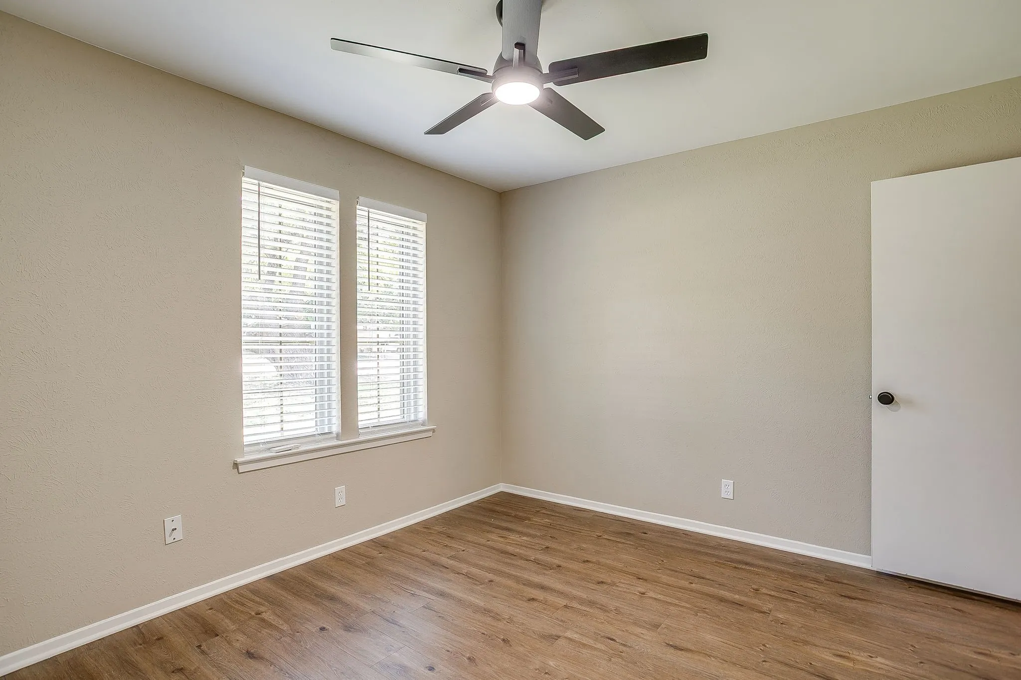 Single Family Residence For Sale in Tarrant County , 105 Lakeway Drive, Benbrook, Texas 76126, 3 Bedroom, 2 Bathroom, 2 Garage spaces, 1,630 Sqft, built in 1974, mls#21384191, Real Estate Agent in Benbrook, Homes For Sale in Tarrant county, Homes For Sale in Benbrook, Realtor in Benbrook Texas, Real Estate Brokerage Independent Realty Texas, Luminita Cordes Realtor