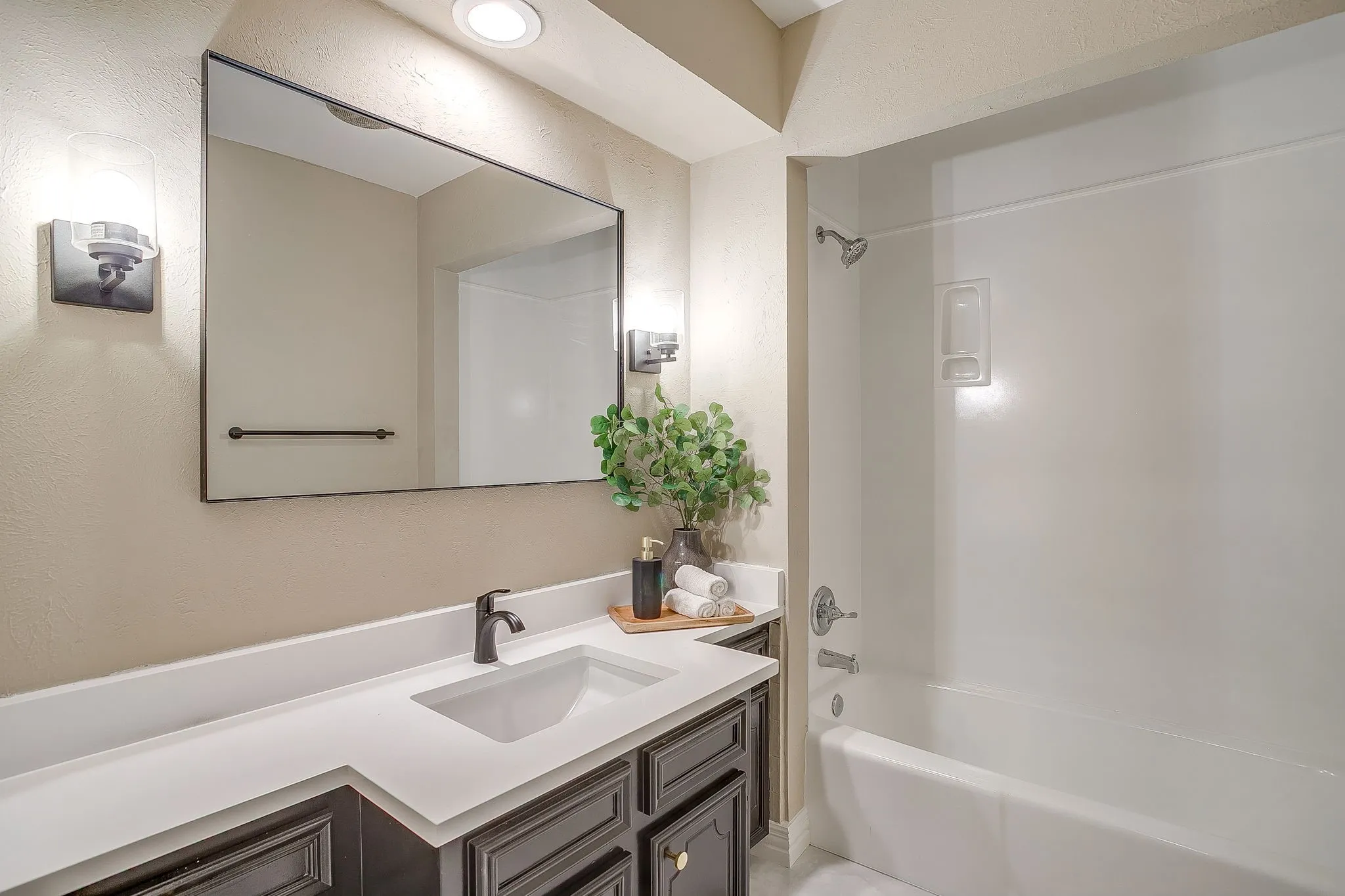 Single Family Residence For Sale in Tarrant County , 105 Lakeway Drive, Benbrook, Texas 76126, 3 Bedroom, 2 Bathroom, 2 Garage spaces, 1,630 Sqft, built in 1974, mls#21384191, Real Estate Agent in Benbrook, Homes For Sale in Tarrant county, Homes For Sale in Benbrook, Realtor in Benbrook Texas, Real Estate Brokerage Independent Realty Texas, Luminita Cordes Realtor