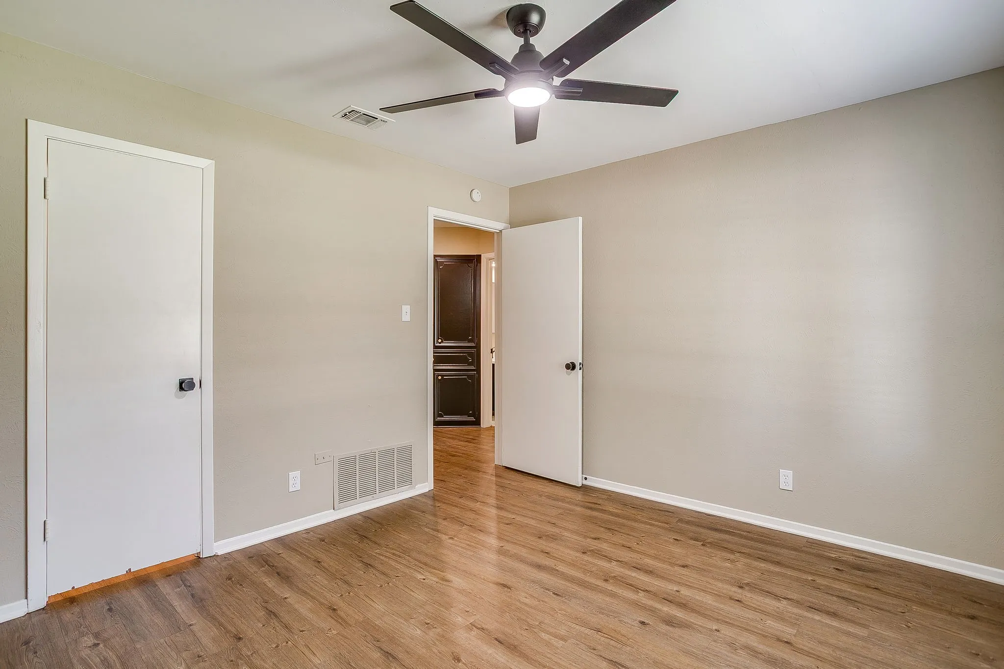 Single Family Residence For Sale in Tarrant County , 105 Lakeway Drive, Benbrook, Texas 76126, 3 Bedroom, 2 Bathroom, 2 Garage spaces, 1,630 Sqft, built in 1974, mls#21384191, Real Estate Agent in Benbrook, Homes For Sale in Tarrant county, Homes For Sale in Benbrook, Realtor in Benbrook Texas, Real Estate Brokerage Independent Realty Texas, Luminita Cordes Realtor