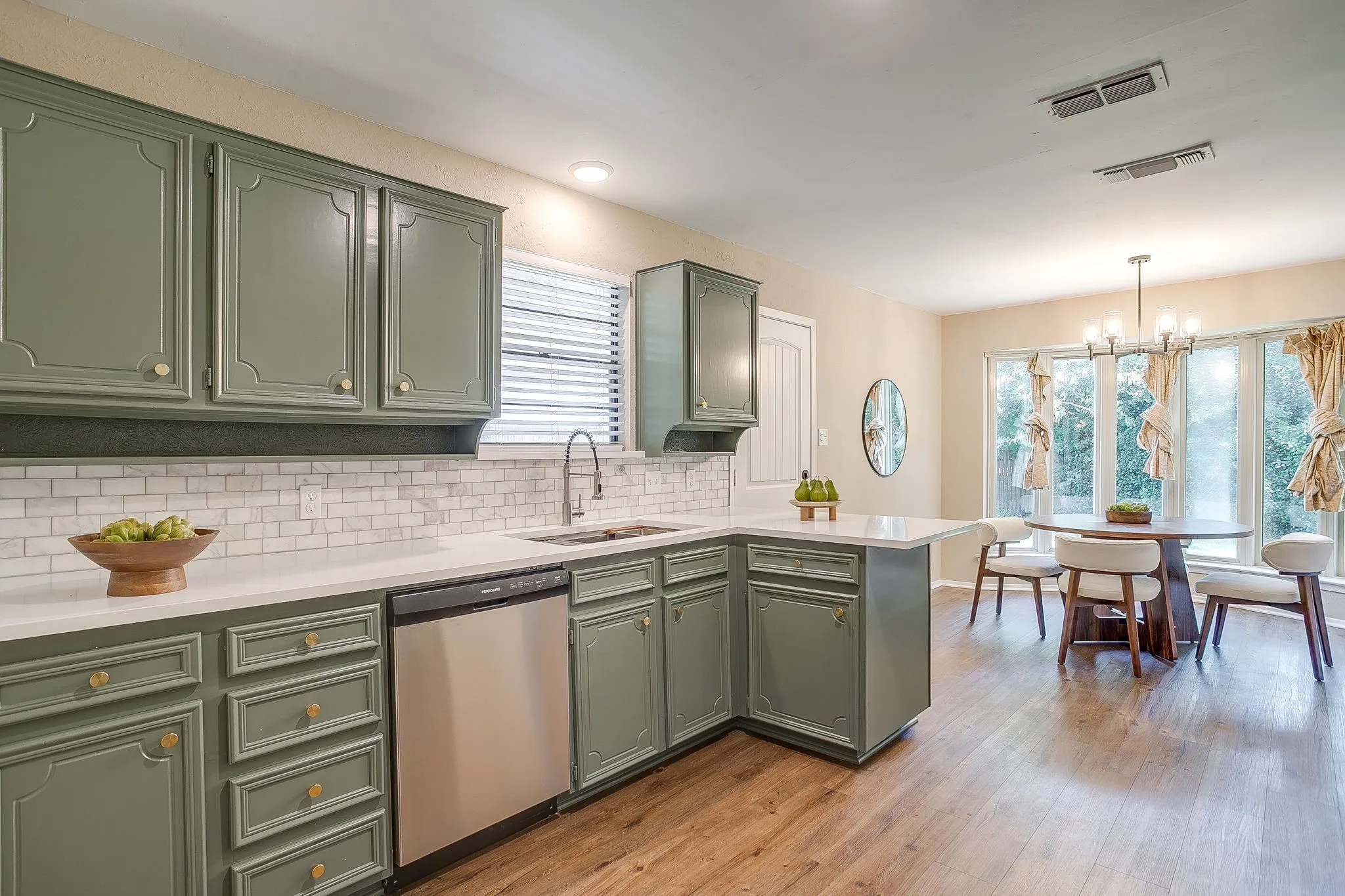 Single Family Residence For Sale in Tarrant County , 105 Lakeway Drive, Benbrook, Texas 76126, 3 Bedroom, 2 Bathroom, 2 Garage spaces, 1,630 Sqft, built in 1974, mls#21384191, Real Estate Agent in Benbrook, Homes For Sale in Tarrant county, Homes For Sale in Benbrook, Realtor in Benbrook Texas, Real Estate Brokerage Independent Realty Texas, Luminita Cordes Realtor