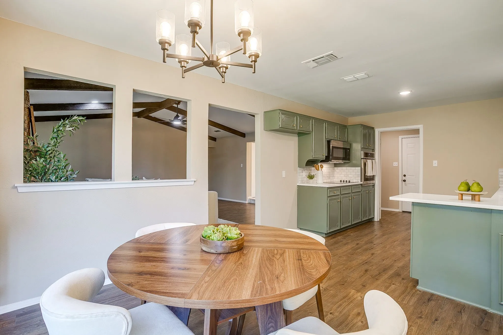 Single Family Residence For Sale in Tarrant County , 105 Lakeway Drive, Benbrook, Texas 76126, 3 Bedroom, 2 Bathroom, 2 Garage spaces, 1,630 Sqft, built in 1974, mls#21384191, Real Estate Agent in Benbrook, Homes For Sale in Tarrant county, Homes For Sale in Benbrook, Realtor in Benbrook Texas, Real Estate Brokerage Independent Realty Texas, Luminita Cordes Realtor