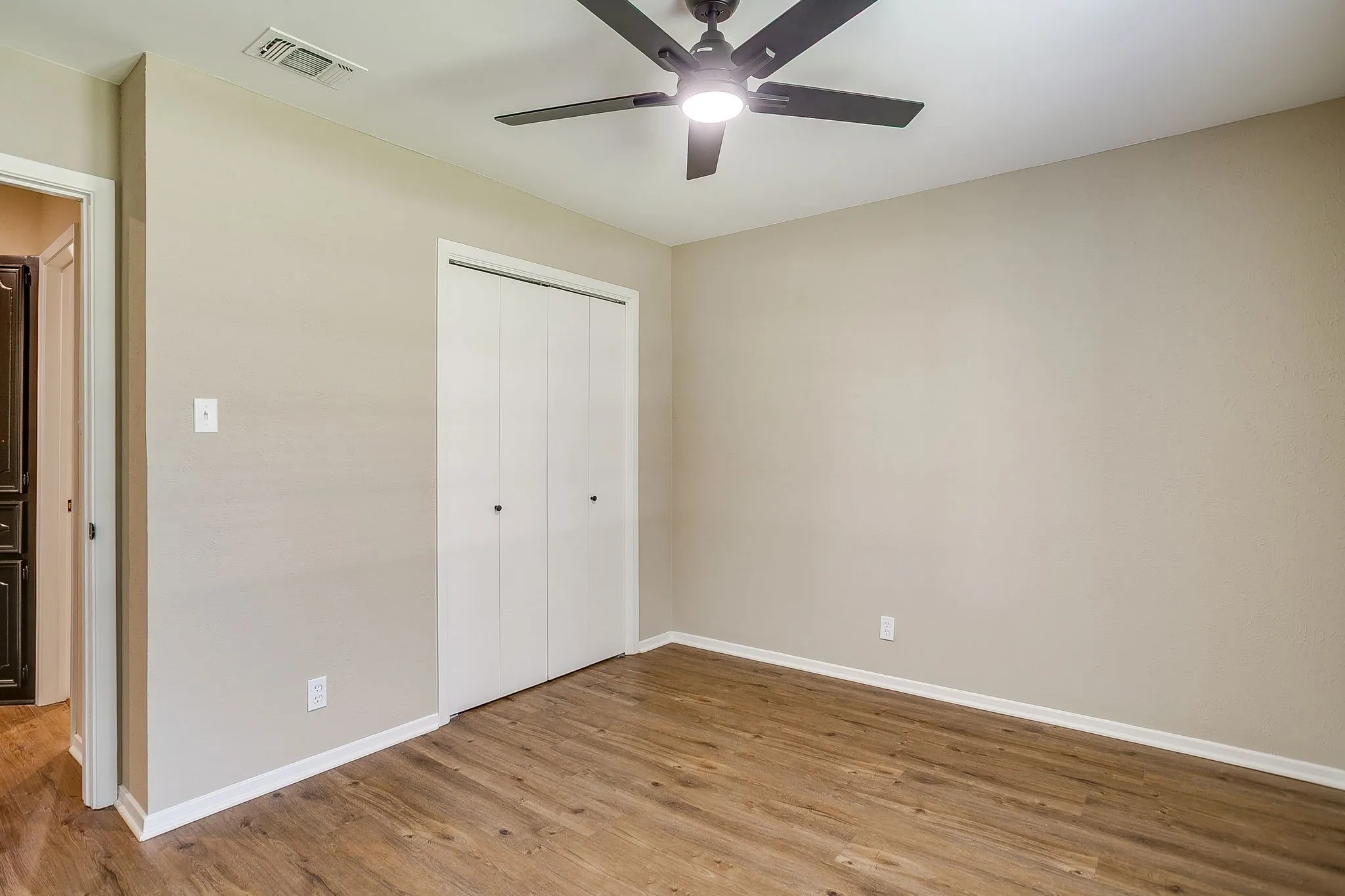 Single Family Residence For Sale in Tarrant County , 105 Lakeway Drive, Benbrook, Texas 76126, 3 Bedroom, 2 Bathroom, 2 Garage spaces, 1,630 Sqft, built in 1974, mls#21384191, Real Estate Agent in Benbrook, Homes For Sale in Tarrant county, Homes For Sale in Benbrook, Realtor in Benbrook Texas, Real Estate Brokerage Independent Realty Texas, Luminita Cordes Realtor