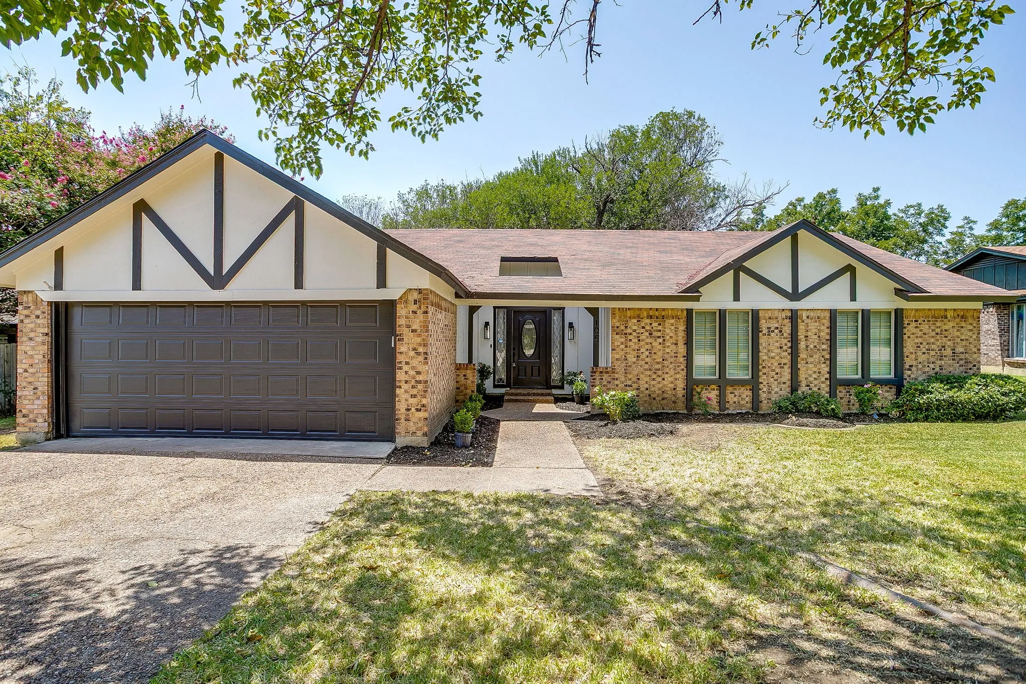 Single Family Residence For Sale in Tarrant County , 105 Lakeway Drive, Benbrook, Texas 76126, 3 Bedroom, 2 Bathroom, 2 Garage spaces, 1,630 Sqft, built in 1974, mls#21384191, Real Estate Agent in Benbrook, Homes For Sale in Tarrant county, Homes For Sale in Benbrook, Realtor in Benbrook Texas, Real Estate Brokerage Independent Realty Texas, Luminita Cordes Realtor