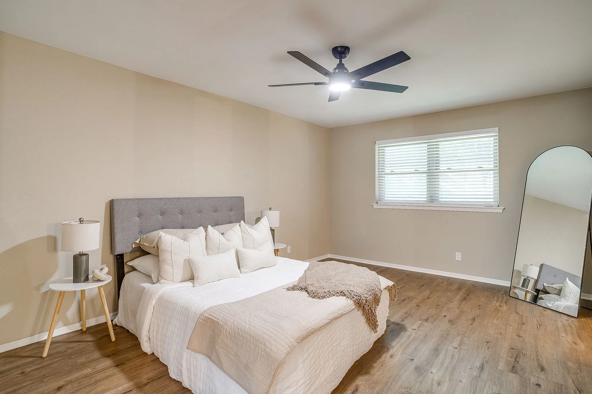 Single Family Residence For Sale in Tarrant County , 105 Lakeway Drive, Benbrook, Texas 76126, 3 Bedroom, 2 Bathroom, 2 Garage spaces, 1,630 Sqft, built in 1974, mls#21384191, Real Estate Agent in Benbrook, Homes For Sale in Tarrant county, Homes For Sale in Benbrook, Realtor in Benbrook Texas, Real Estate Brokerage Independent Realty Texas, Luminita Cordes Realtor