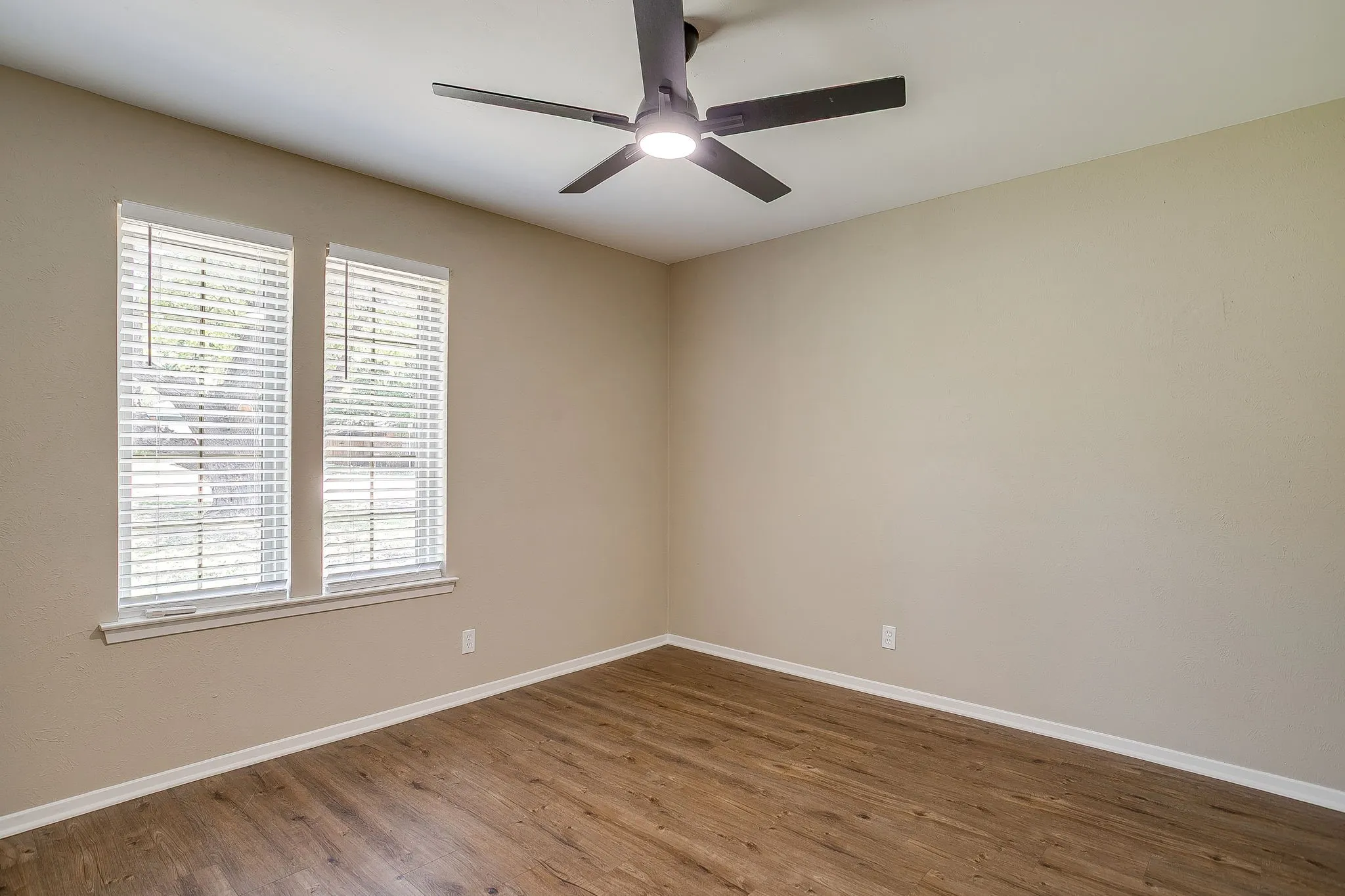 Single Family Residence For Sale in Tarrant County , 105 Lakeway Drive, Benbrook, Texas 76126, 3 Bedroom, 2 Bathroom, 2 Garage spaces, 1,630 Sqft, built in 1974, mls#21384191, Real Estate Agent in Benbrook, Homes For Sale in Tarrant county, Homes For Sale in Benbrook, Realtor in Benbrook Texas, Real Estate Brokerage Independent Realty Texas, Luminita Cordes Realtor