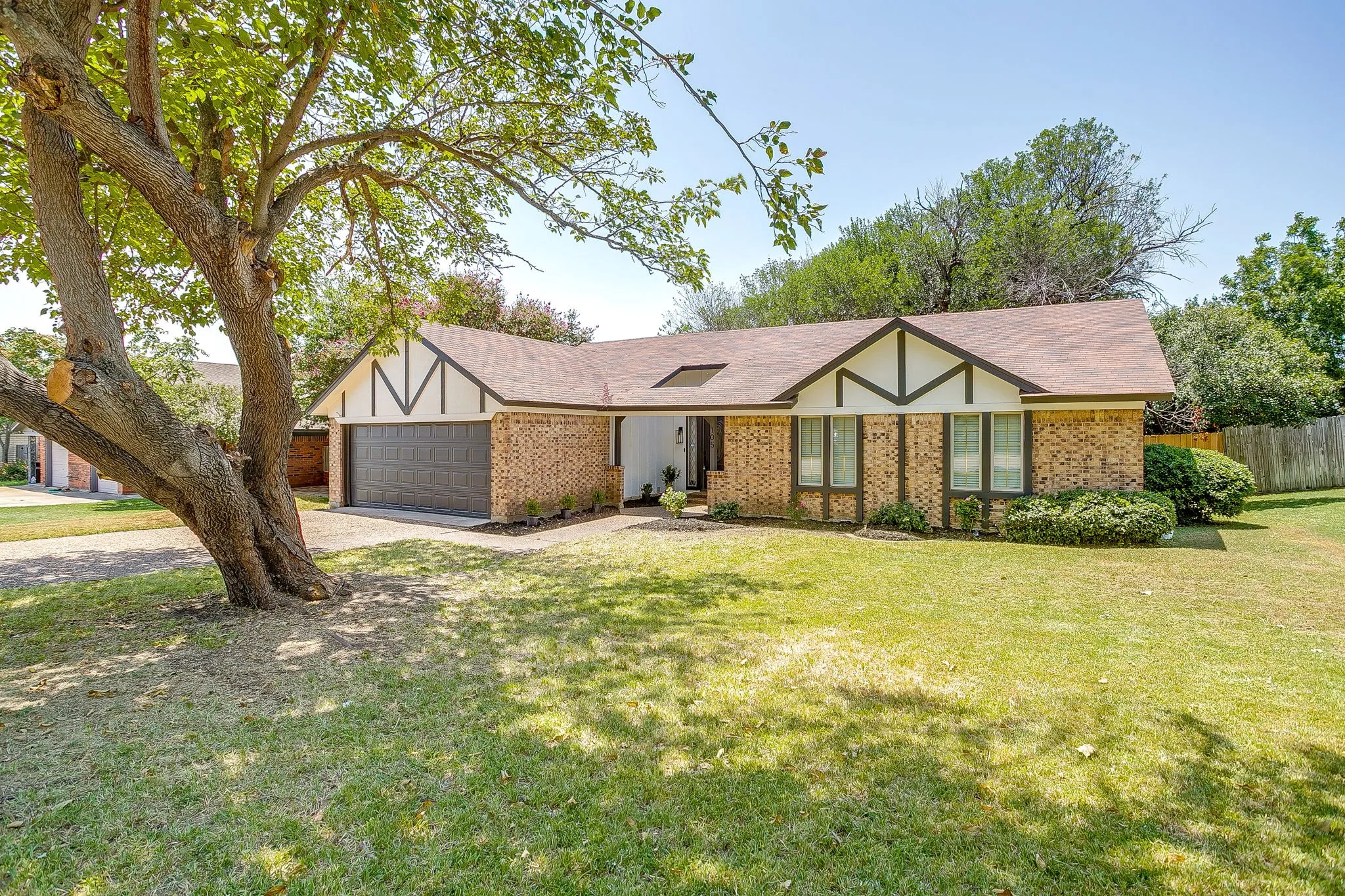 Single Family Residence For Sale in Tarrant County , 105 Lakeway Drive, Benbrook, Texas 76126, 3 Bedroom, 2 Bathroom, 2 Garage spaces, 1,630 Sqft, built in 1974, mls#21384191, Real Estate Agent in Benbrook, Homes For Sale in Tarrant county, Homes For Sale in Benbrook, Realtor in Benbrook Texas, Real Estate Brokerage Independent Realty Texas, Luminita Cordes Realtor
