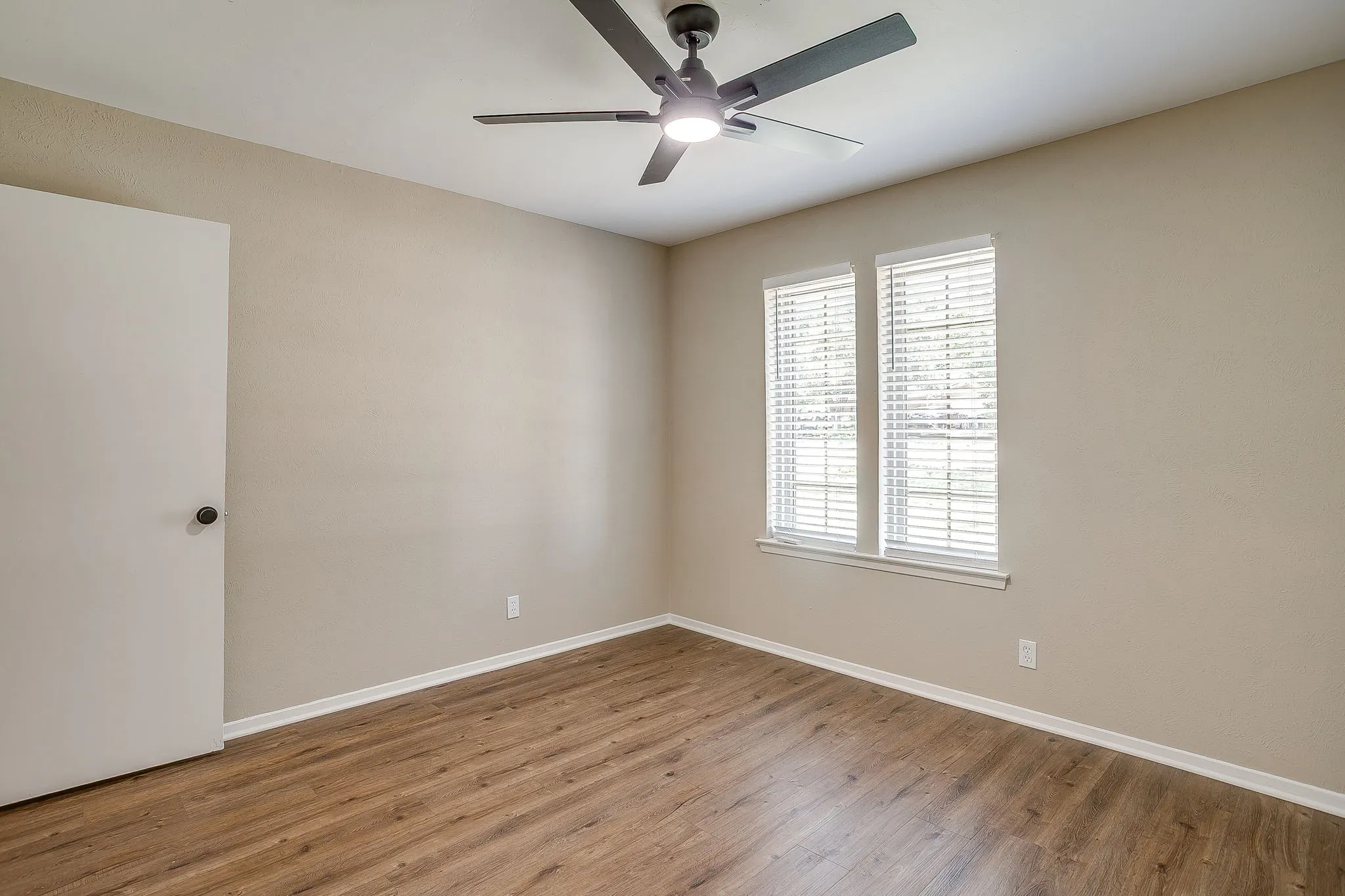 Single Family Residence For Sale in Tarrant County , 105 Lakeway Drive, Benbrook, Texas 76126, 3 Bedroom, 2 Bathroom, 2 Garage spaces, 1,630 Sqft, built in 1974, mls#21384191, Real Estate Agent in Benbrook, Homes For Sale in Tarrant county, Homes For Sale in Benbrook, Realtor in Benbrook Texas, Real Estate Brokerage Independent Realty Texas, Luminita Cordes Realtor