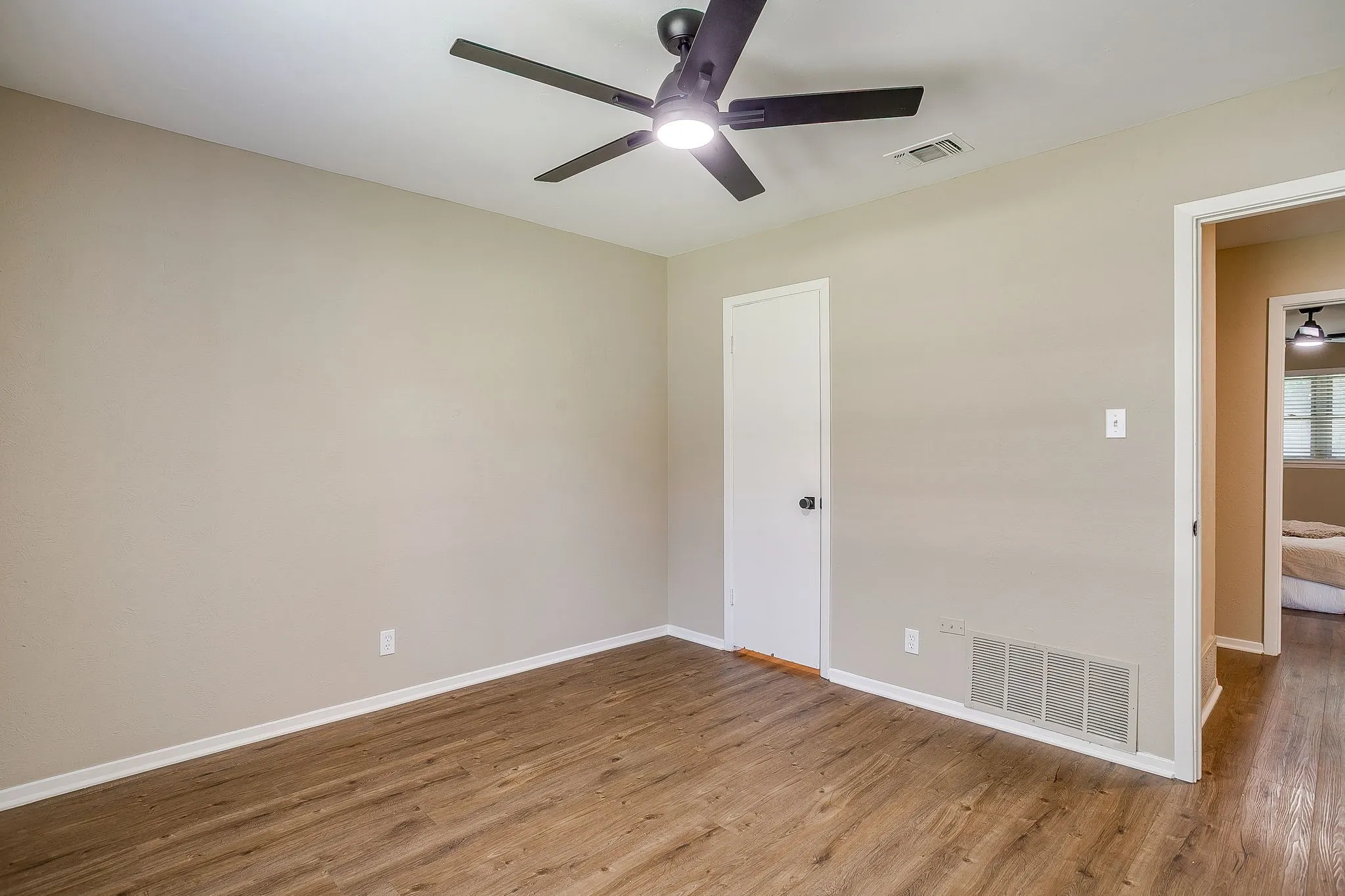 Single Family Residence For Sale in Tarrant County , 105 Lakeway Drive, Benbrook, Texas 76126, 3 Bedroom, 2 Bathroom, 2 Garage spaces, 1,630 Sqft, built in 1974, mls#21384191, Real Estate Agent in Benbrook, Homes For Sale in Tarrant county, Homes For Sale in Benbrook, Realtor in Benbrook Texas, Real Estate Brokerage Independent Realty Texas, Luminita Cordes Realtor