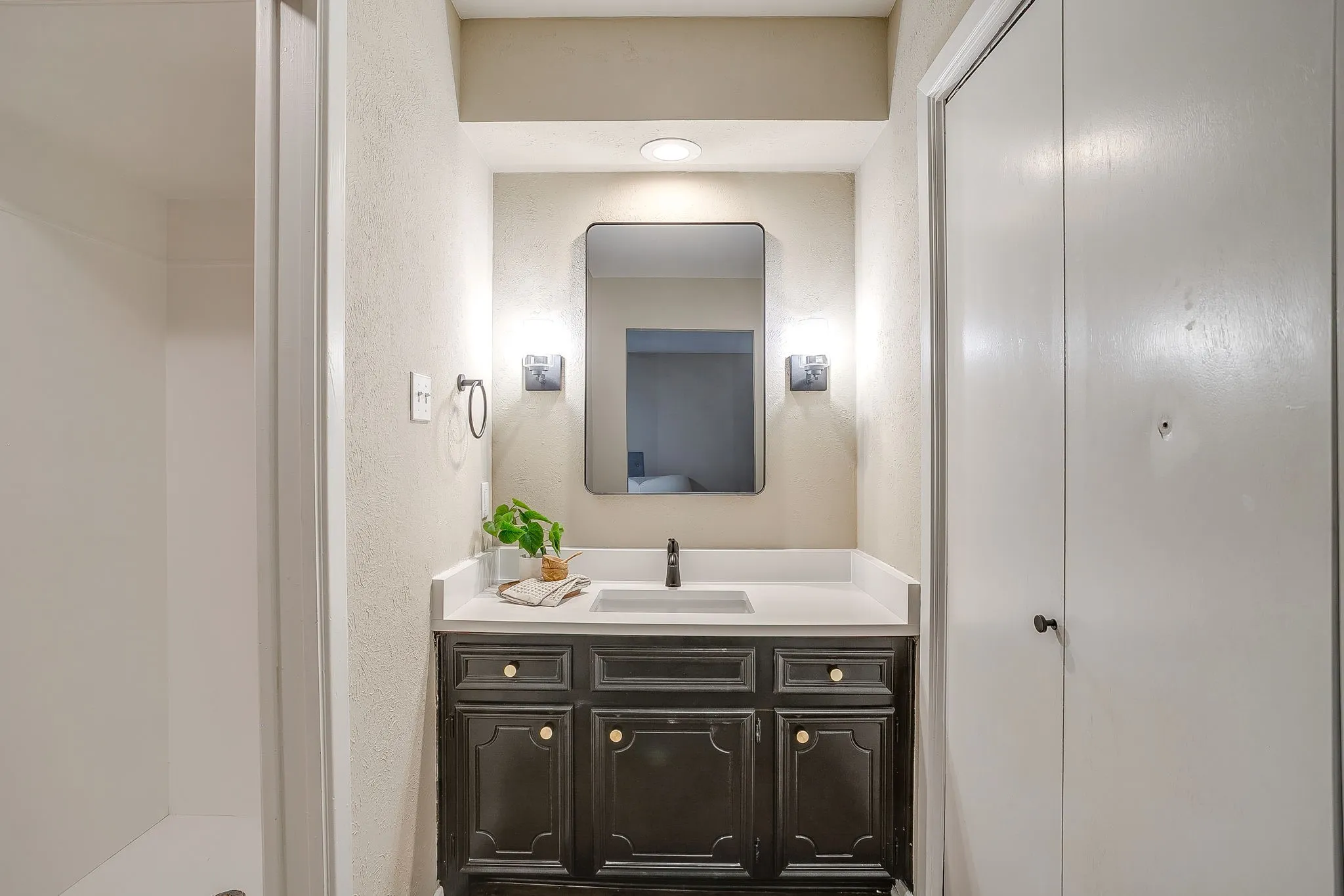 Single Family Residence For Sale in Tarrant County , 105 Lakeway Drive, Benbrook, Texas 76126, 3 Bedroom, 2 Bathroom, 2 Garage spaces, 1,630 Sqft, built in 1974, mls#21384191, Real Estate Agent in Benbrook, Homes For Sale in Tarrant county, Homes For Sale in Benbrook, Realtor in Benbrook Texas, Real Estate Brokerage Independent Realty Texas, Luminita Cordes Realtor