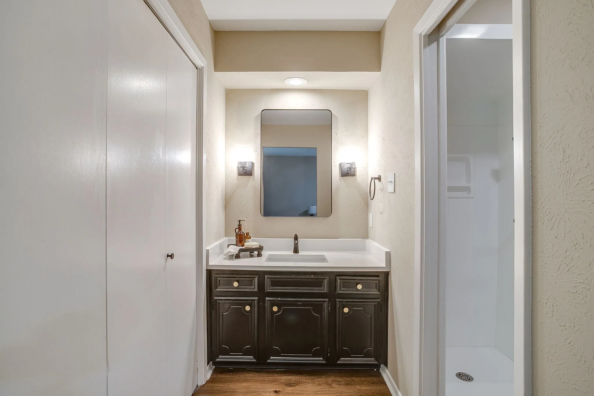 Single Family Residence For Sale in Tarrant County , 105 Lakeway Drive, Benbrook, Texas 76126, 3 Bedroom, 2 Bathroom, 2 Garage spaces, 1,630 Sqft, built in 1974, mls#21384191, Real Estate Agent in Benbrook, Homes For Sale in Tarrant county, Homes For Sale in Benbrook, Realtor in Benbrook Texas, Real Estate Brokerage Independent Realty Texas, Luminita Cordes Realtor