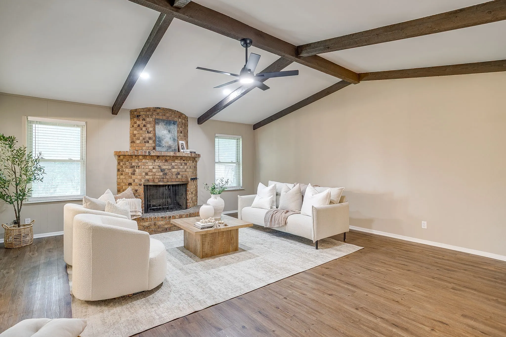 Single Family Residence For Sale in Tarrant County , 105 Lakeway Drive, Benbrook, Texas 76126, 3 Bedroom, 2 Bathroom, 2 Garage spaces, 1,630 Sqft, built in 1974, mls#21384191, Real Estate Agent in Benbrook, Homes For Sale in Tarrant county, Homes For Sale in Benbrook, Realtor in Benbrook Texas, Real Estate Brokerage Independent Realty Texas, Luminita Cordes Realtor