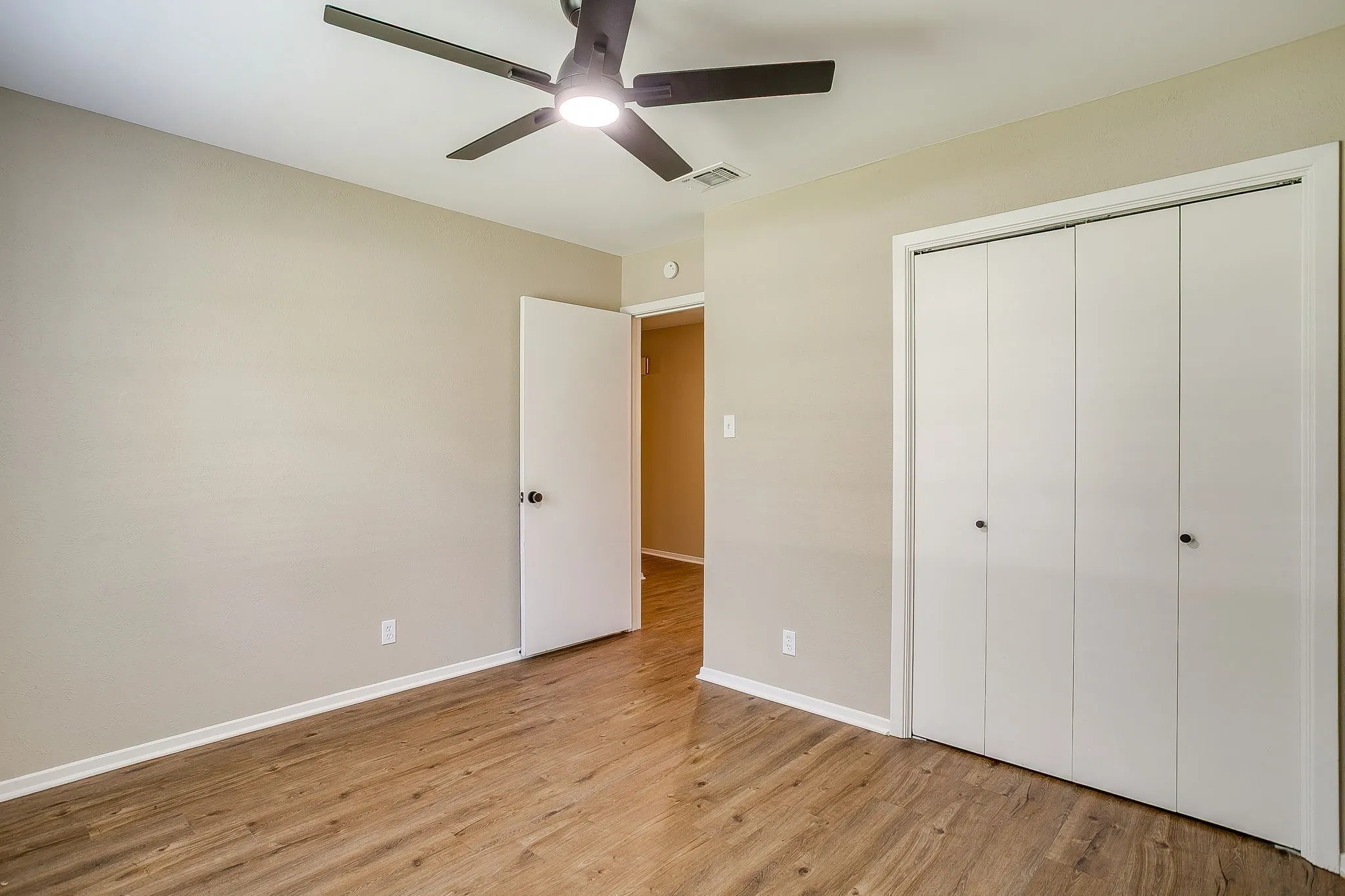 Single Family Residence For Sale in Tarrant County , 105 Lakeway Drive, Benbrook, Texas 76126, 3 Bedroom, 2 Bathroom, 2 Garage spaces, 1,630 Sqft, built in 1974, mls#21384191, Real Estate Agent in Benbrook, Homes For Sale in Tarrant county, Homes For Sale in Benbrook, Realtor in Benbrook Texas, Real Estate Brokerage Independent Realty Texas, Luminita Cordes Realtor