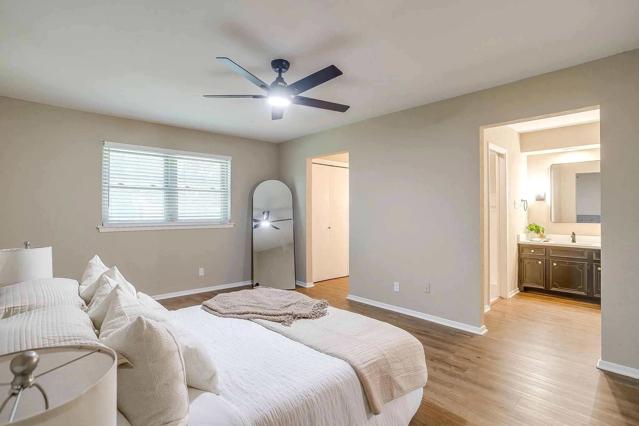 Single Family Residence For Sale in Tarrant County , 105 Lakeway Drive, Benbrook, Texas 76126, 3 Bedroom, 2 Bathroom, 2 Garage spaces, 1,630 Sqft, built in 1974, mls#21384191, Real Estate Agent in Benbrook, Homes For Sale in Tarrant county, Homes For Sale in Benbrook, Realtor in Benbrook Texas, Real Estate Brokerage Independent Realty Texas, Luminita Cordes Realtor