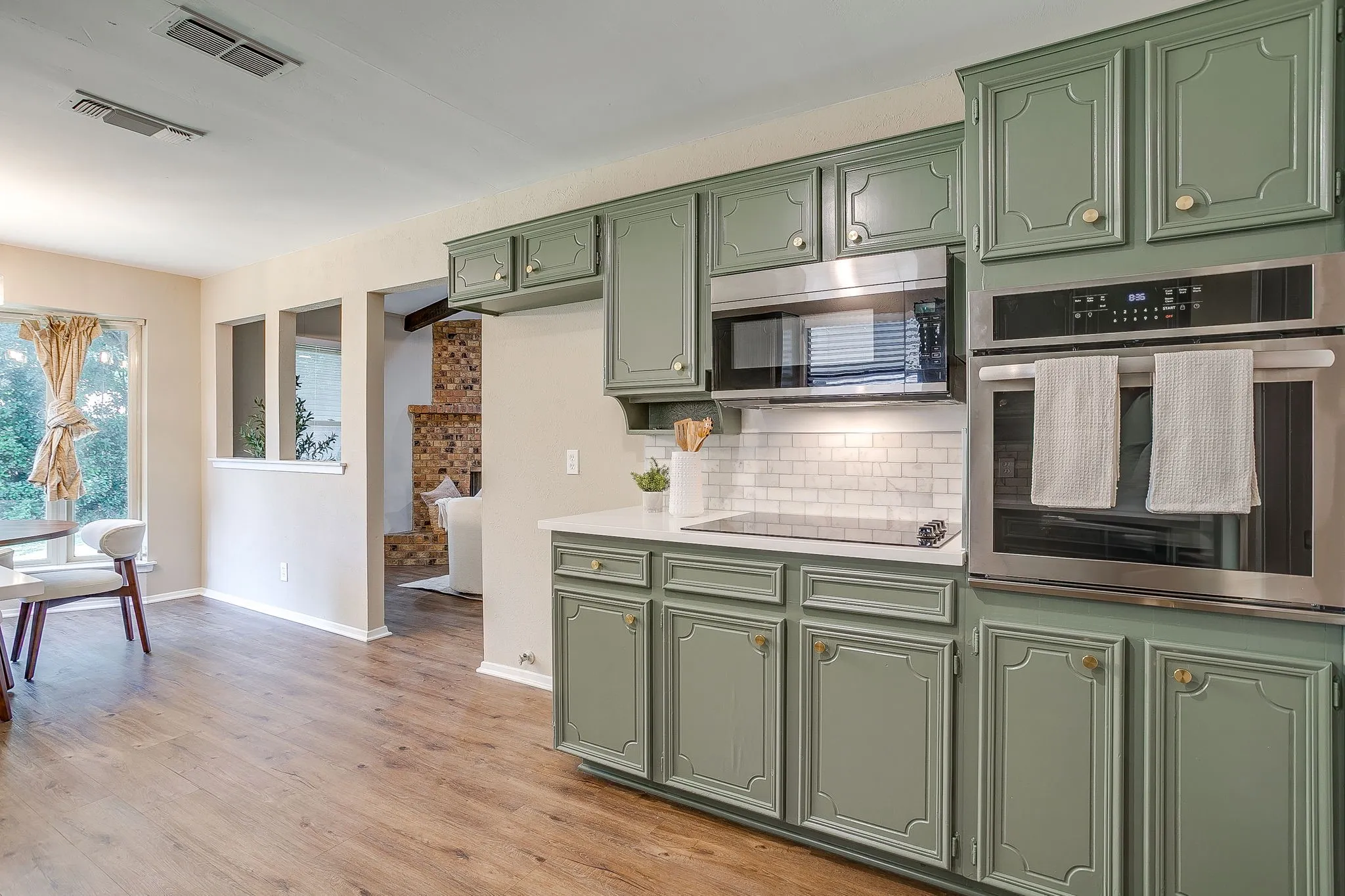 Single Family Residence For Sale in Tarrant County , 105 Lakeway Drive, Benbrook, Texas 76126, 3 Bedroom, 2 Bathroom, 2 Garage spaces, 1,630 Sqft, built in 1974, mls#21384191, Real Estate Agent in Benbrook, Homes For Sale in Tarrant county, Homes For Sale in Benbrook, Realtor in Benbrook Texas, Real Estate Brokerage Independent Realty Texas, Luminita Cordes Realtor