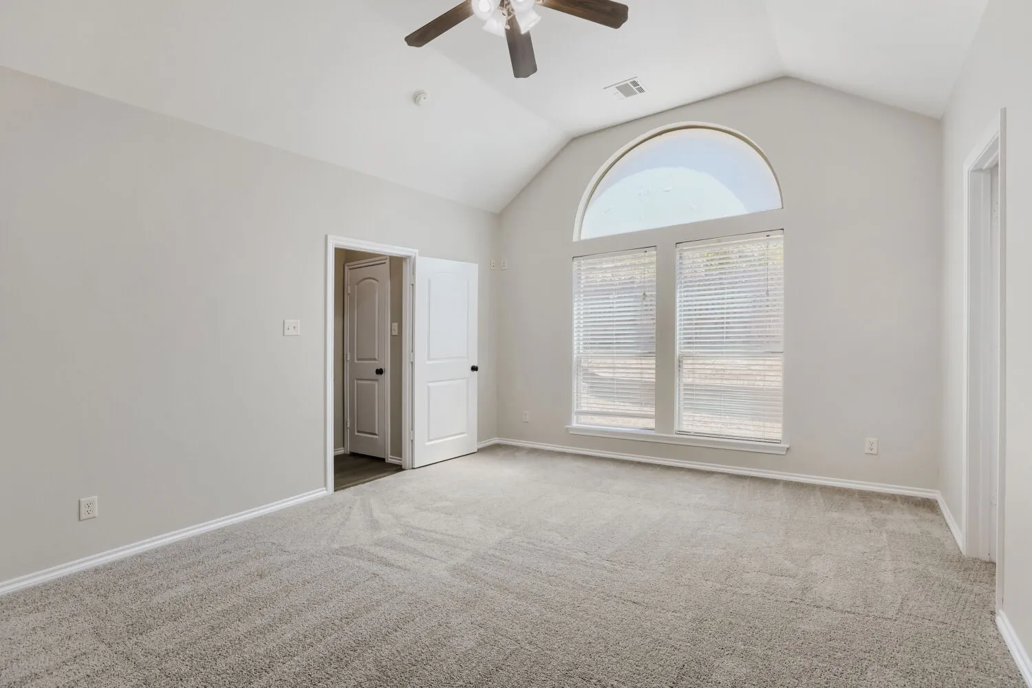 Single Family Residence For Sale in Tarrant County , 1104 Irwin Drive, Hurst, Texas 76053, 4 Bedroom, 2 Bathroom, 2 Garage spaces, 1,999 Sqft, built in 2006, mls#21382688, Real Estate Agent in Hurst, Homes For Sale in Tarrant county, Homes For Sale in Hurst, Realtor in Hurst Texas, Real Estate Brokerage Independent Realty Texas, Luminita Cordes Realtor