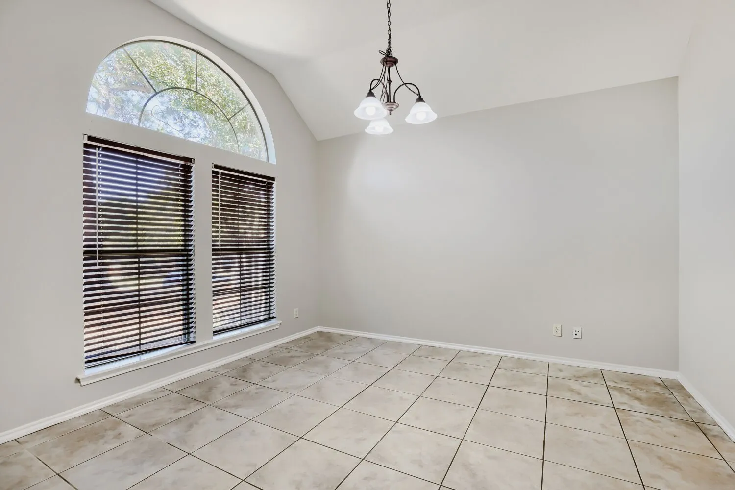 Single Family Residence For Sale in Tarrant County , 1104 Irwin Drive, Hurst, Texas 76053, 4 Bedroom, 2 Bathroom, 2 Garage spaces, 1,999 Sqft, built in 2006, mls#21382688, Real Estate Agent in Hurst, Homes For Sale in Tarrant county, Homes For Sale in Hurst, Realtor in Hurst Texas, Real Estate Brokerage Independent Realty Texas, Luminita Cordes Realtor