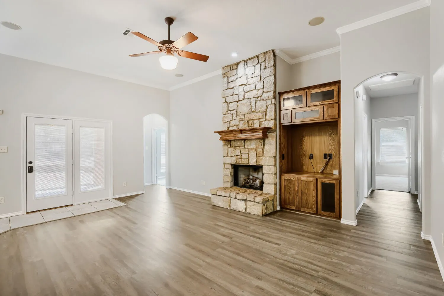 Single Family Residence For Sale in Tarrant County , 1104 Irwin Drive, Hurst, Texas 76053, 4 Bedroom, 2 Bathroom, 2 Garage spaces, 1,999 Sqft, built in 2006, mls#21382688, Real Estate Agent in Hurst, Homes For Sale in Tarrant county, Homes For Sale in Hurst, Realtor in Hurst Texas, Real Estate Brokerage Independent Realty Texas, Luminita Cordes Realtor