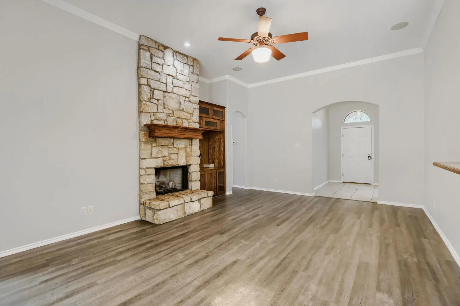 Single Family Residence For Sale in Tarrant County , 1104 Irwin Drive, Hurst, Texas 76053, 4 Bedroom, 2 Bathroom, 2 Garage spaces, 1,999 Sqft, built in 2006, mls#21382688, Real Estate Agent in Hurst, Homes For Sale in Tarrant county, Homes For Sale in Hurst, Realtor in Hurst Texas, Real Estate Brokerage Independent Realty Texas, Luminita Cordes Realtor