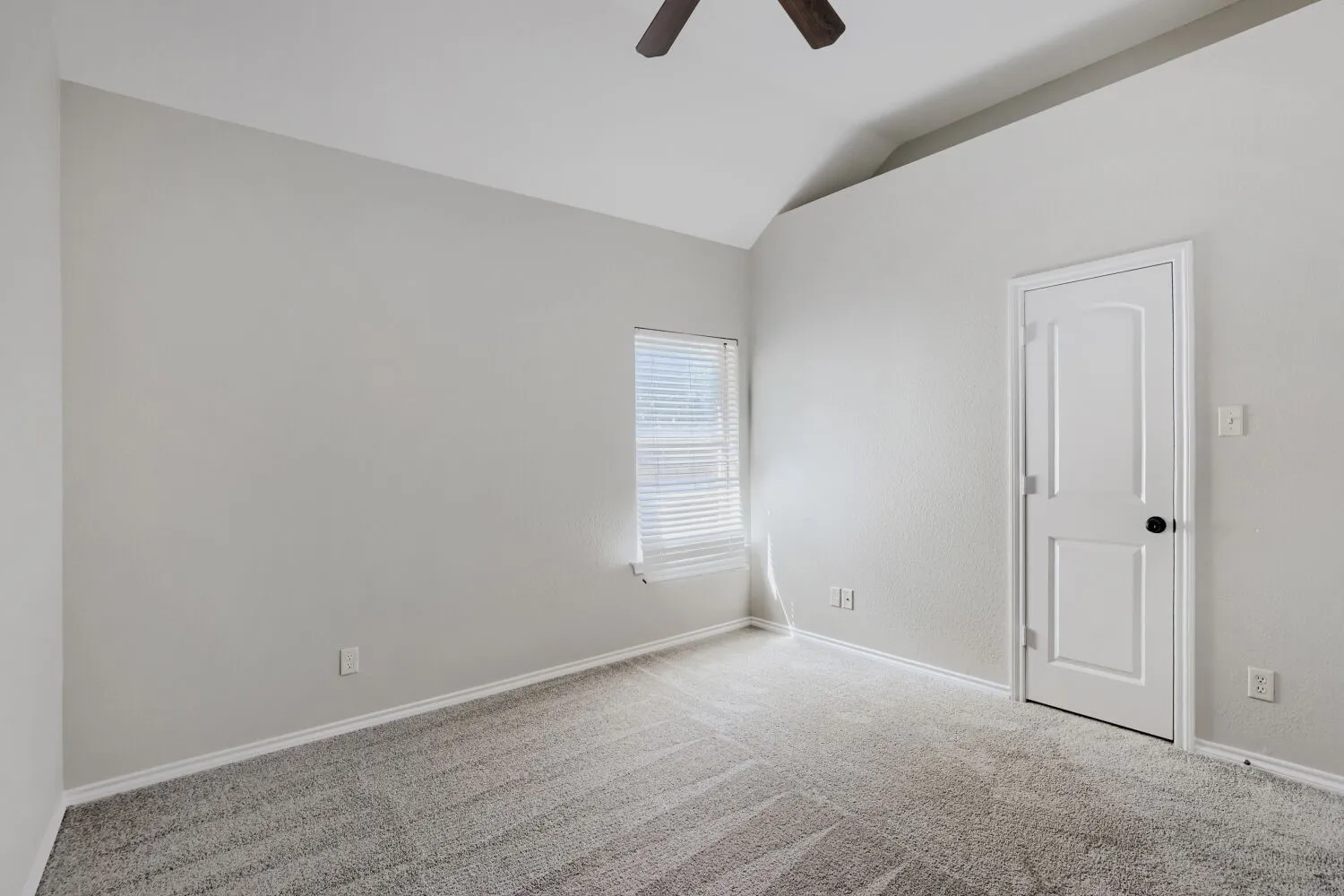 Single Family Residence For Sale in Tarrant County , 1104 Irwin Drive, Hurst, Texas 76053, 4 Bedroom, 2 Bathroom, 2 Garage spaces, 1,999 Sqft, built in 2006, mls#21382688, Real Estate Agent in Hurst, Homes For Sale in Tarrant county, Homes For Sale in Hurst, Realtor in Hurst Texas, Real Estate Brokerage Independent Realty Texas, Luminita Cordes Realtor
